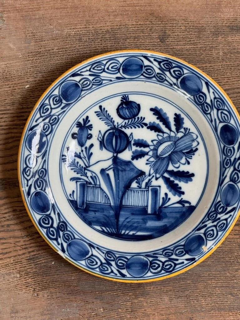 Due piatti delft olandesi blu e bianchi del XVIII secolo In condizioni buone in vendita a Charlottesville, VA