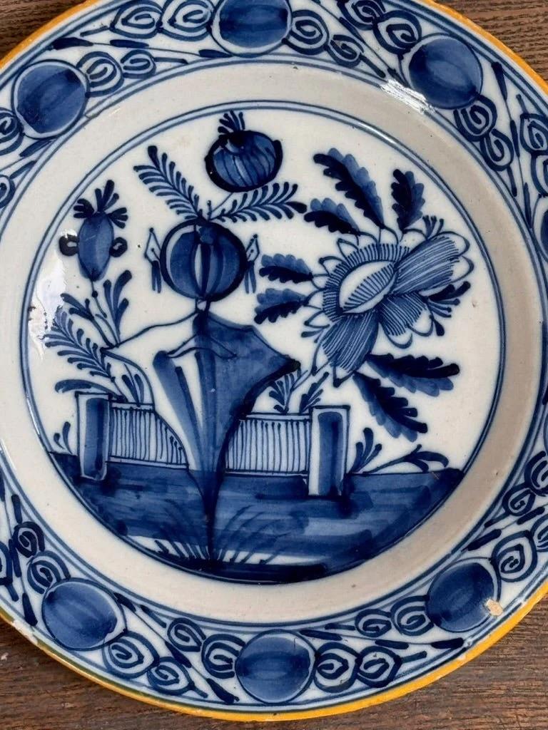 Fino al XVIII secolo Due piatti delft olandesi blu e bianchi del XVIII secolo in vendita