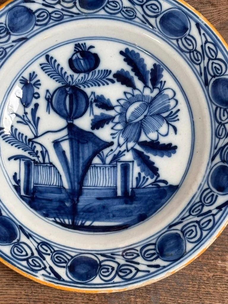Ceramica Due piatti delft olandesi blu e bianchi del XVIII secolo in vendita
