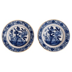 Due piatti delft olandesi blu e bianchi del XVIII secolo