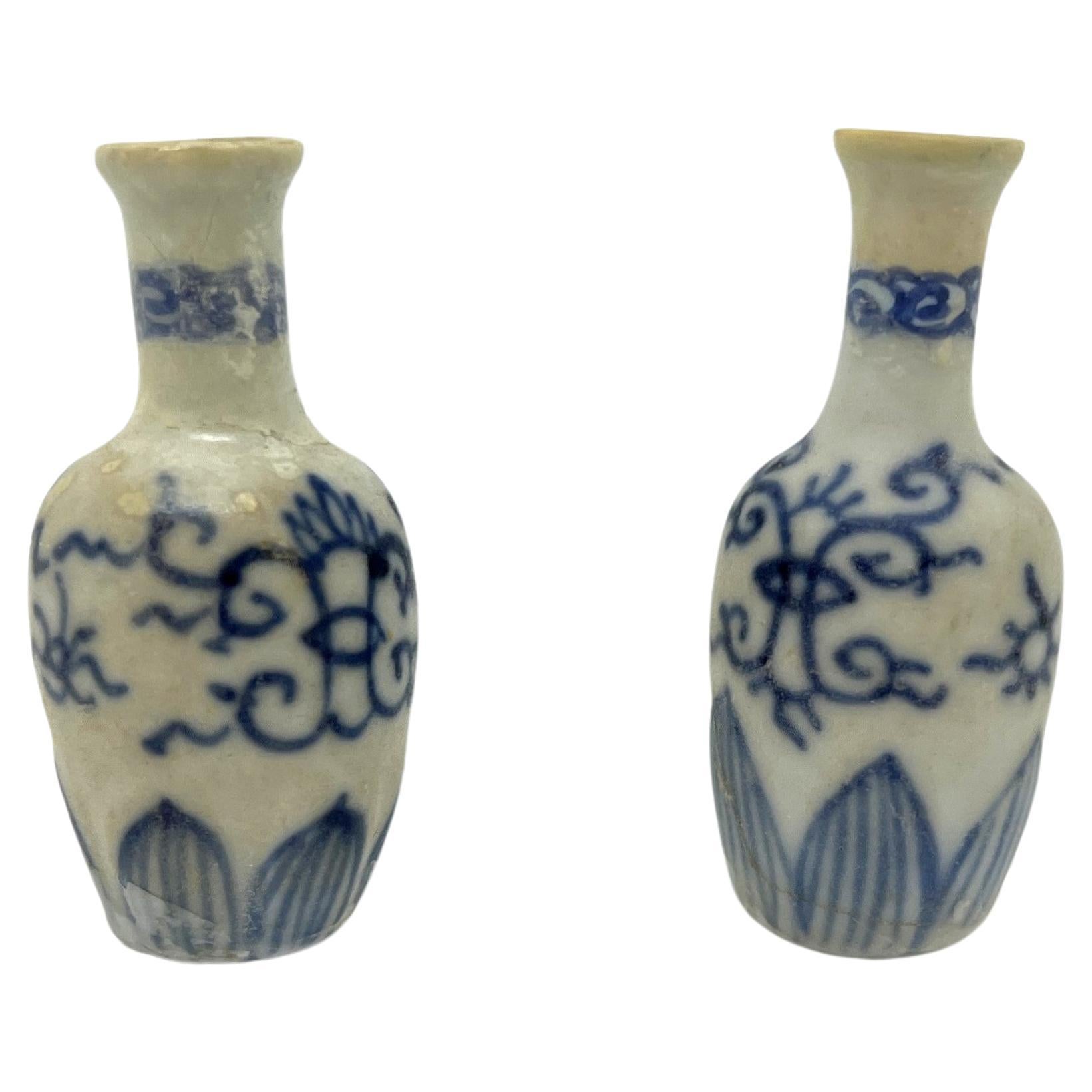 Deux vases miniatures bleu et blanc, A.I.C. 1725, Dynastie Qing, époque Yongzheng