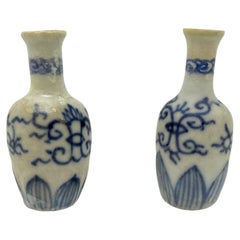 Zwei blau-weiße Miniatur-Vasen, 1725, Qing Dynastie, Yongzheng-Ära