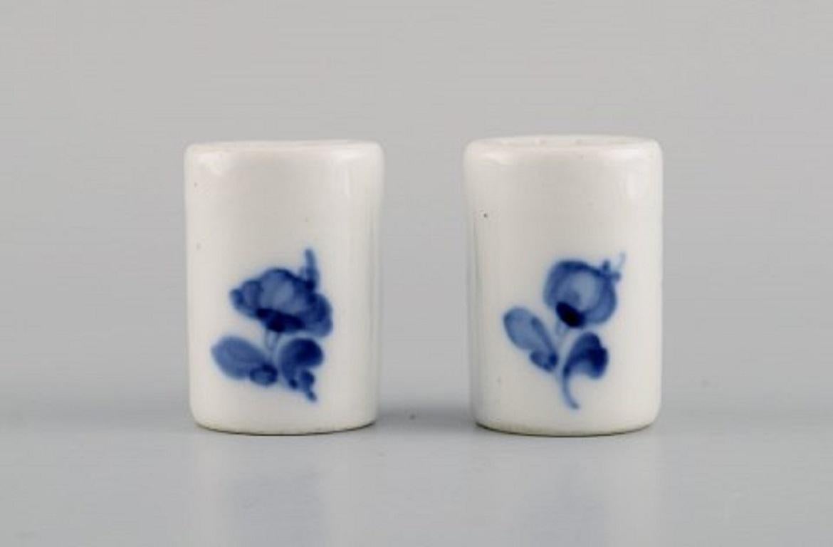 Two blue flower braided salt shakers. Early 20th century.
Royal Copenhagen.
Measures: 4 x 2.8 cm.
In excellent condition.
Stamped.