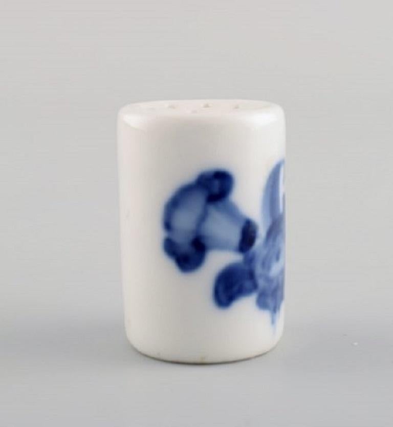 Hand-Painted Two Blue Flower Braided Salt Shakers, Early 20th Century, Royal Copenhagen For Sale