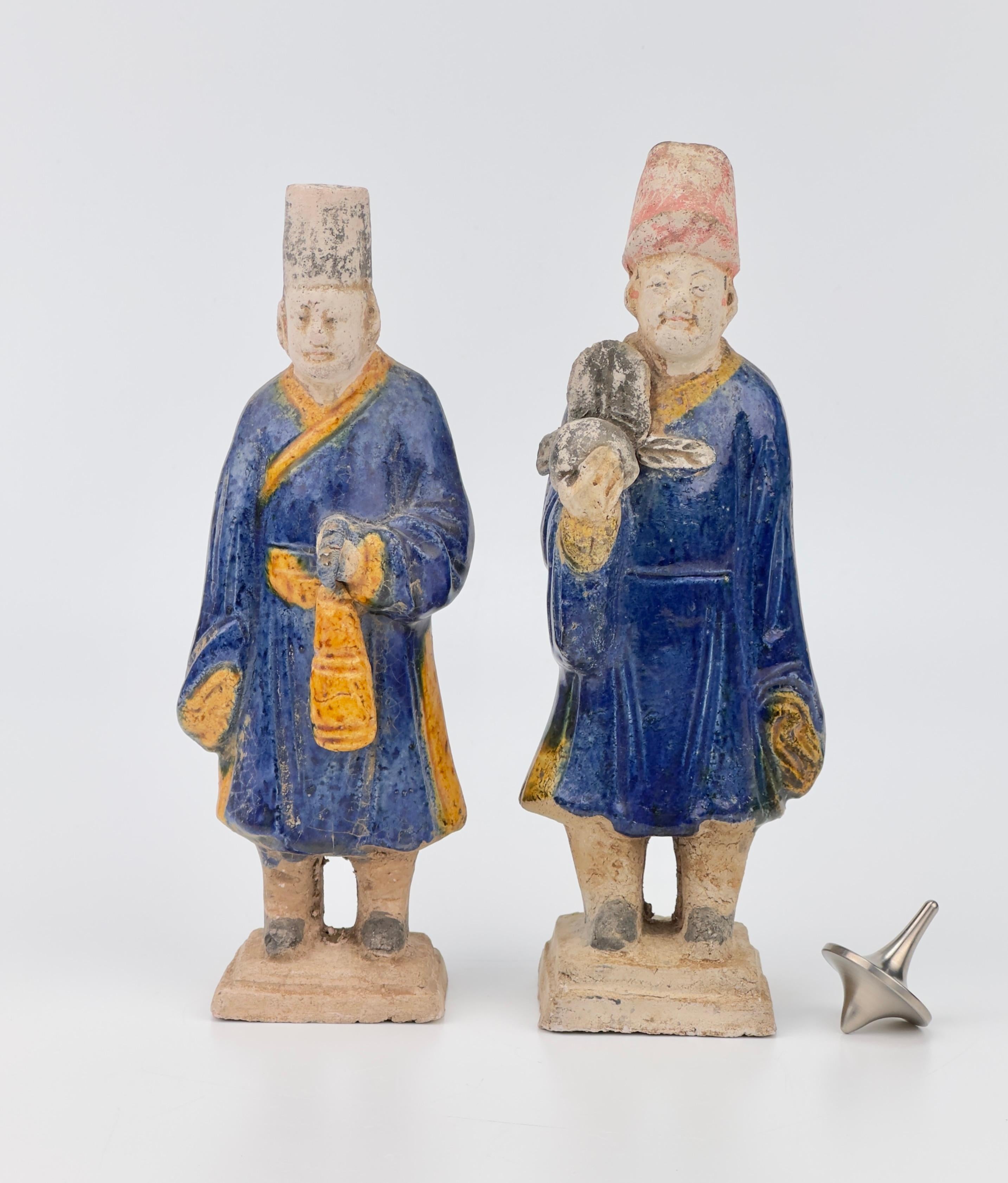Zwei blau glasierte Figuren, Ming-Periode (1368-1644) im Angebot 2