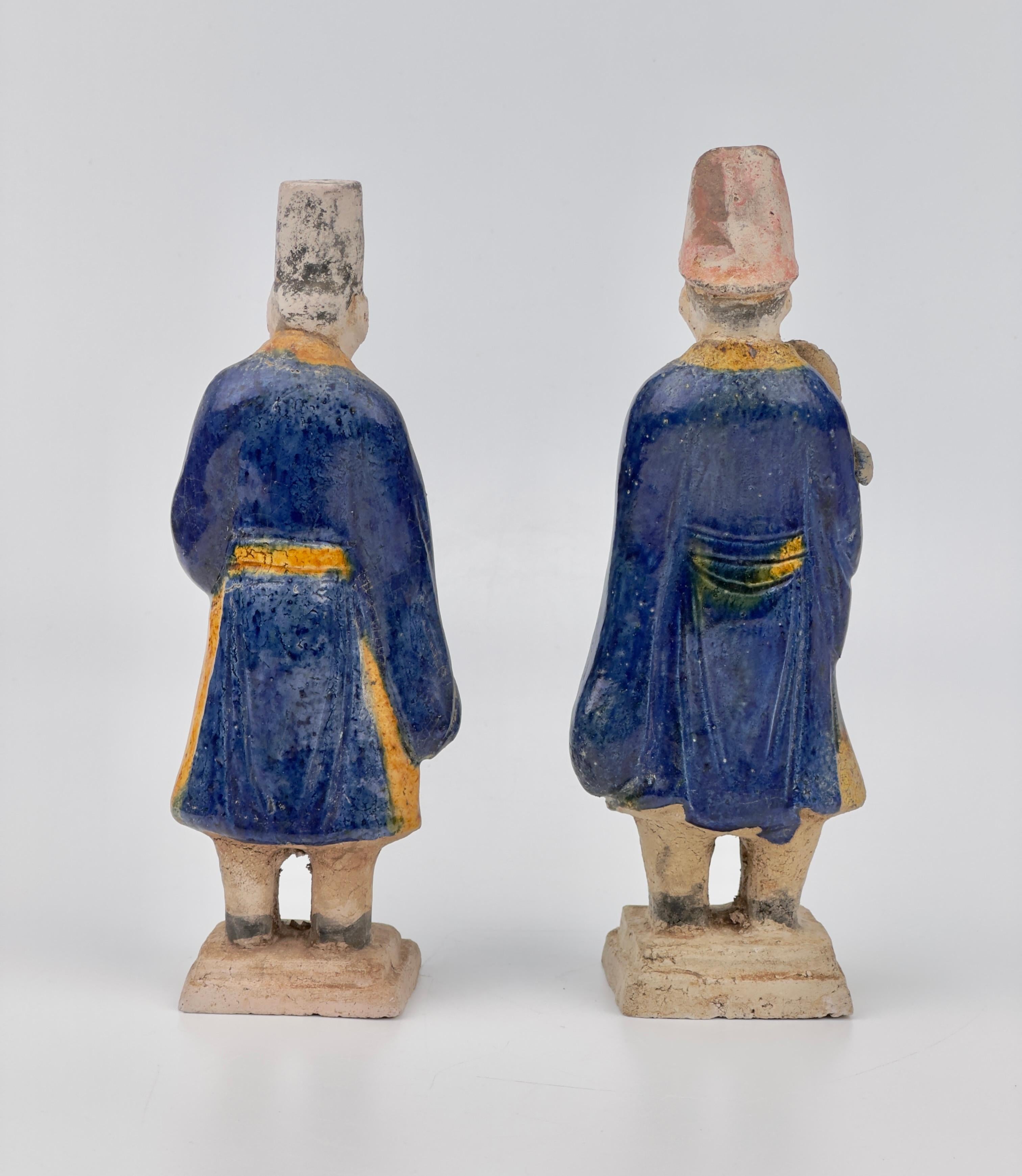 Zwei blau glasierte Figuren, Ming-Periode (1368-1644) (Ming-Dynastie) im Angebot