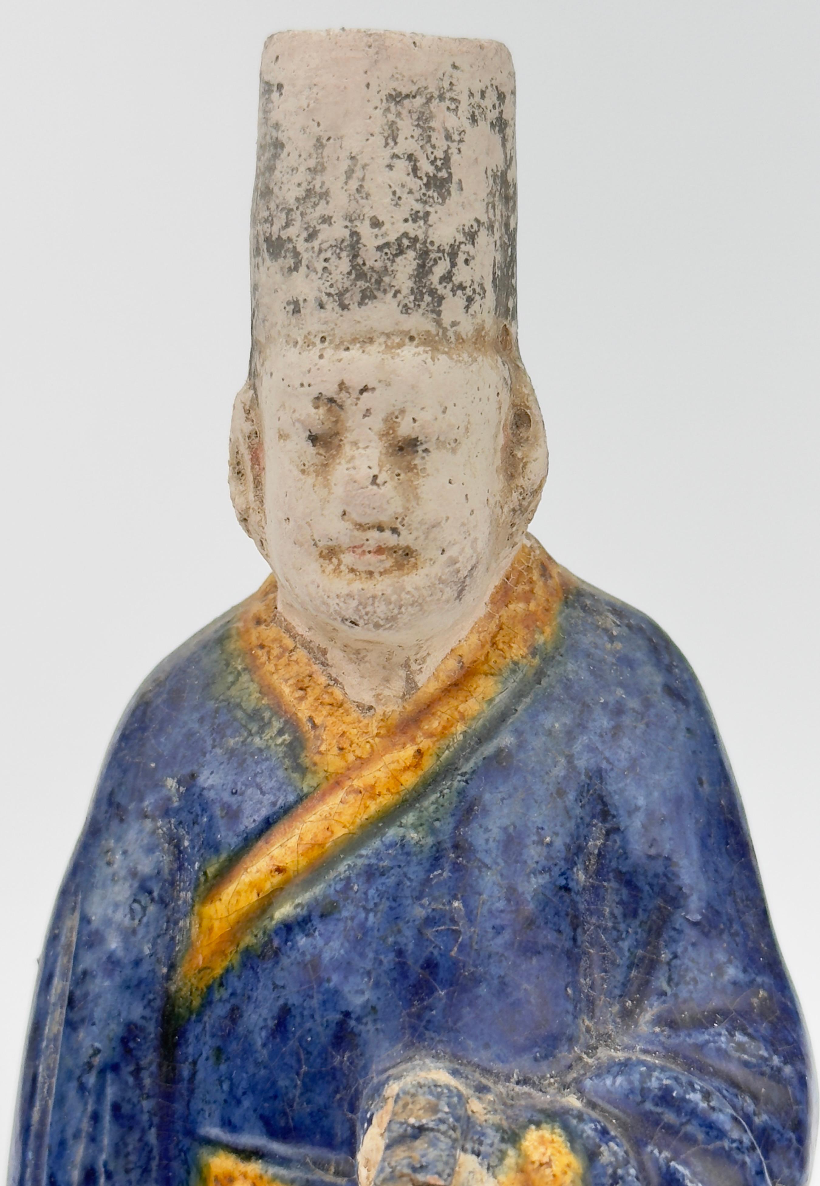 Zwei blau glasierte Figuren, Ming-Periode (1368-1644) (18. Jahrhundert und früher) im Angebot