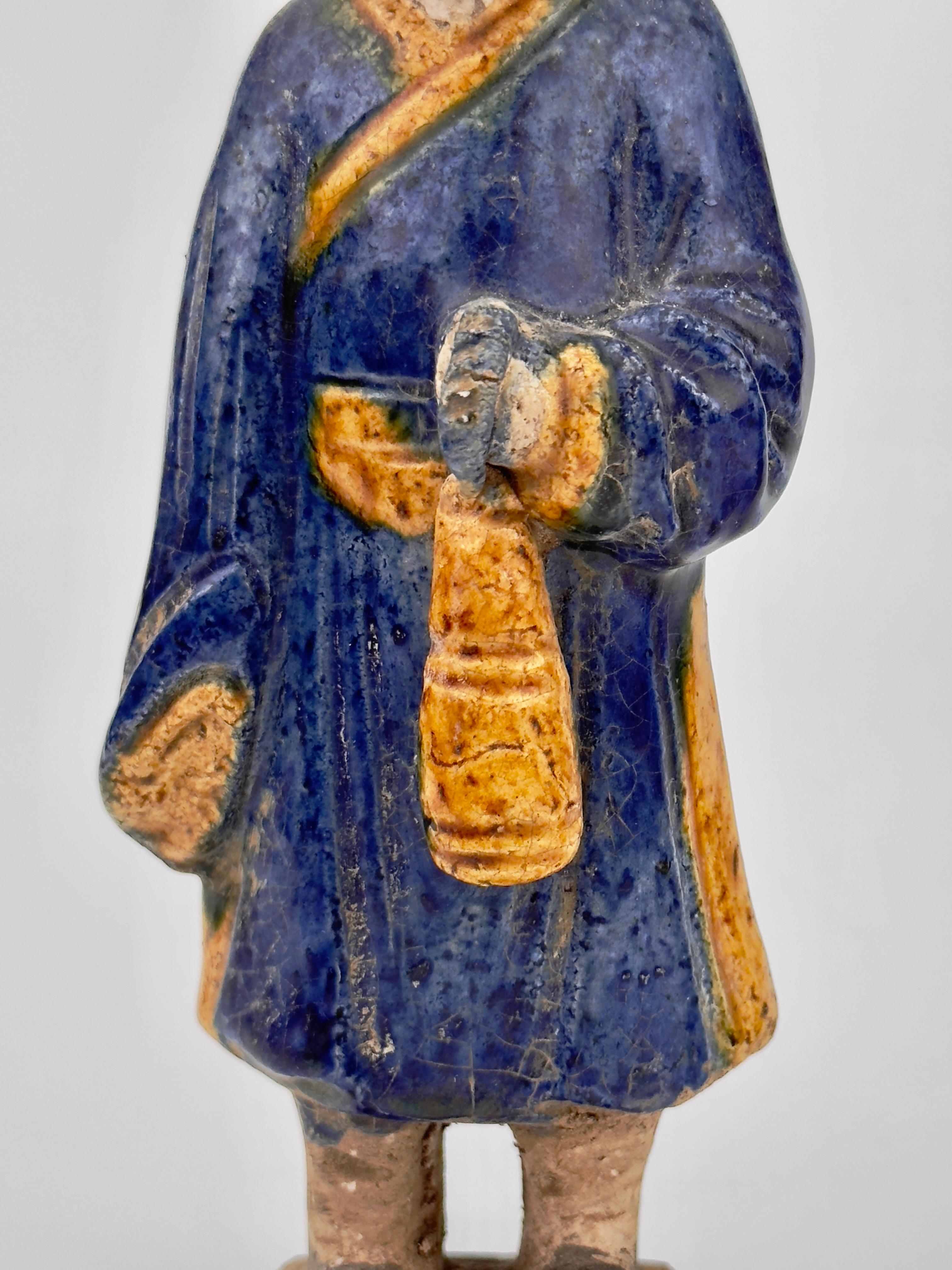 Zwei blau glasierte Figuren, Ming-Periode (1368-1644) (Töpferwaren) im Angebot