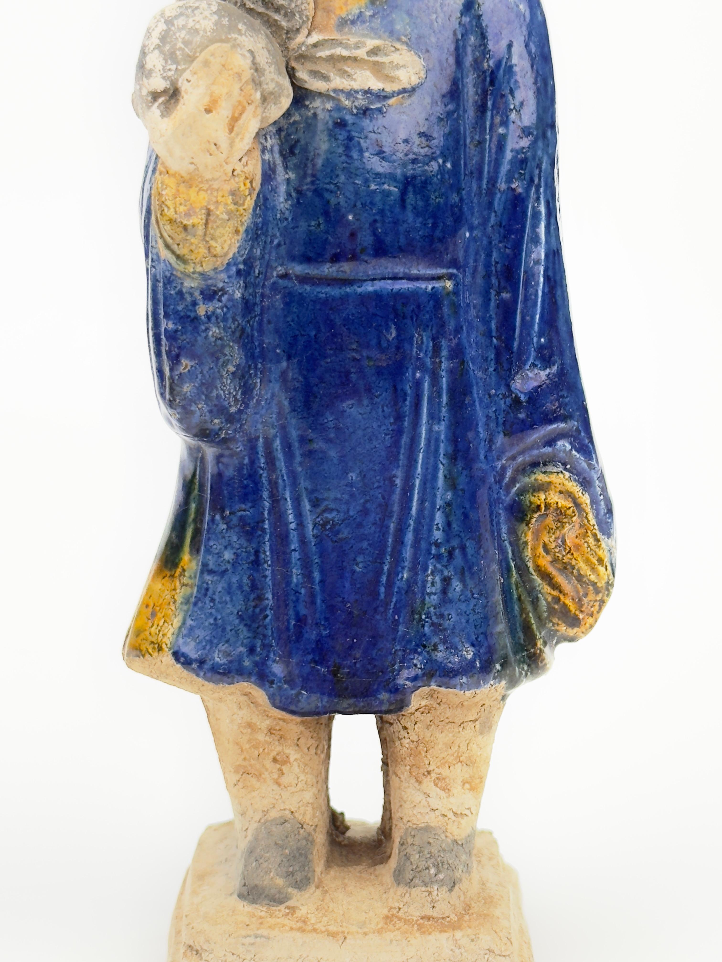 Zwei blau glasierte Figuren, Ming-Periode (1368-1644) im Angebot 1
