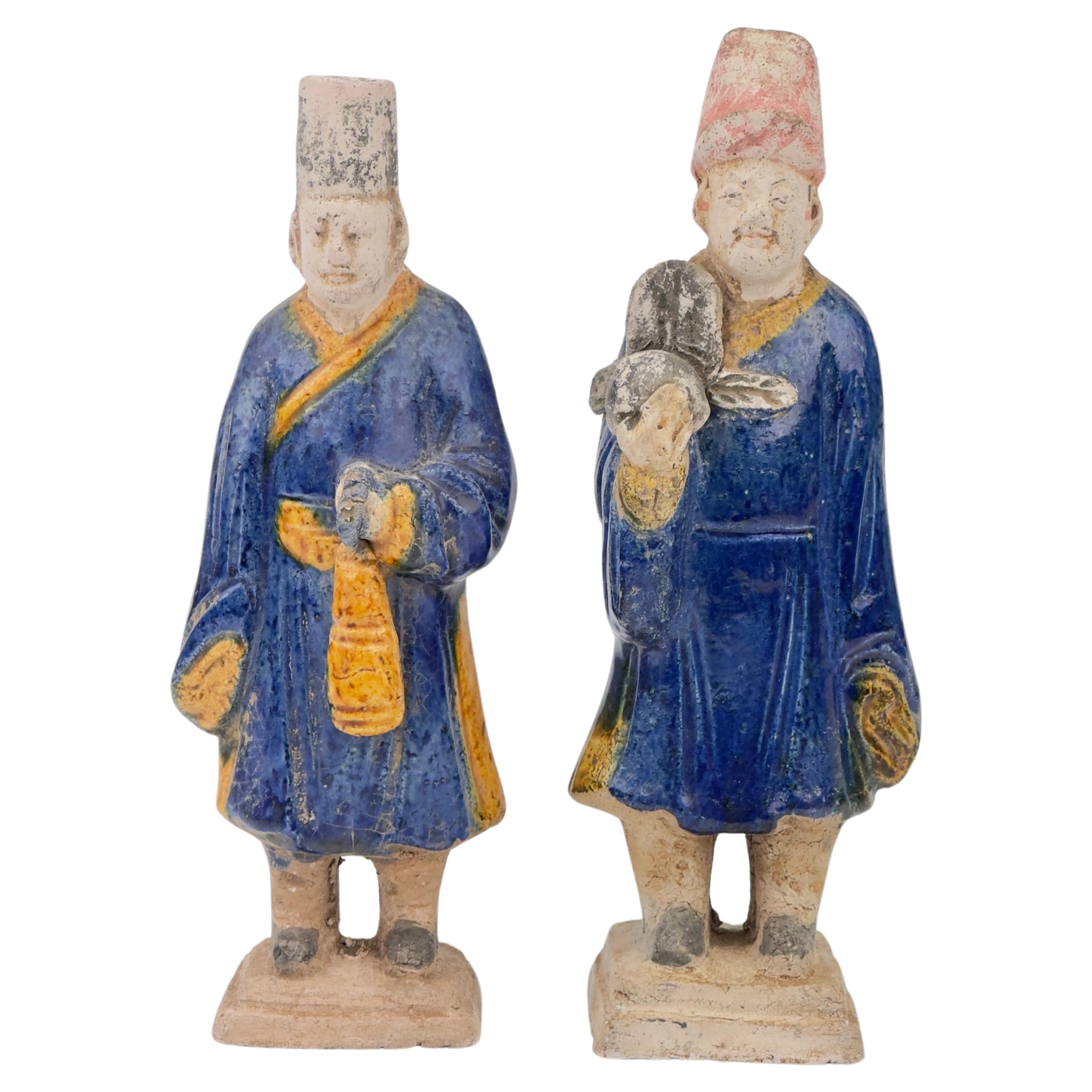 Zwei blau glasierte Figuren, Ming-Periode (1368-1644) im Angebot