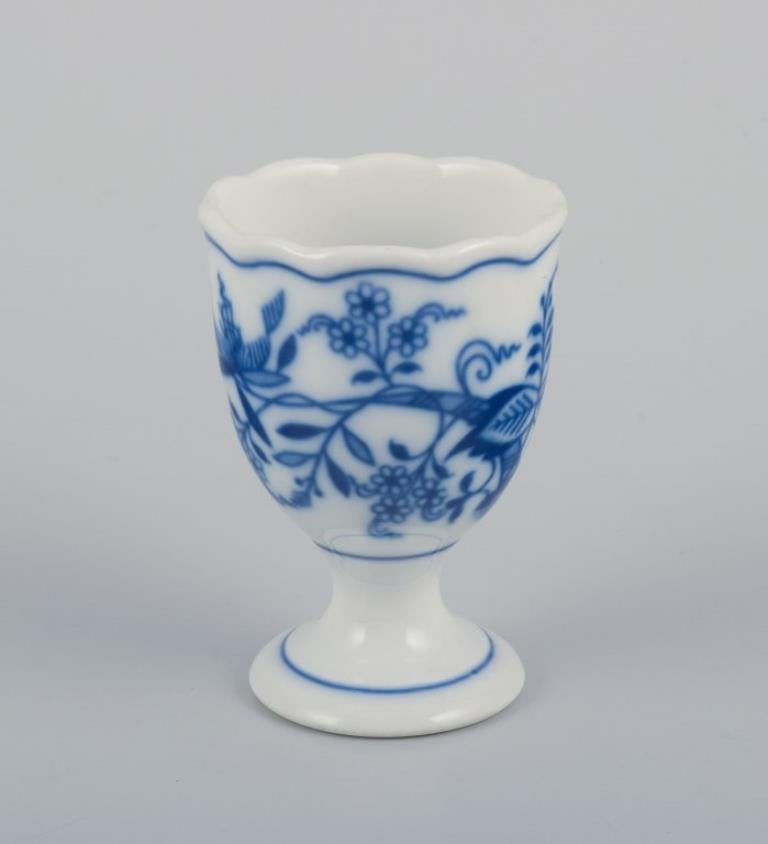 Deux coquetiers Blue Onion avec cuillères en porcelaine.
Peint à la main.
Datant approximativement des années 1920/30.
Non marqué.
En excellent état, une cuillère avec un petit éclat.
Voir la photo.
Tasse : H 7,5 cm x D 4,5 cm.
Cuillère : L 10.7 cm.