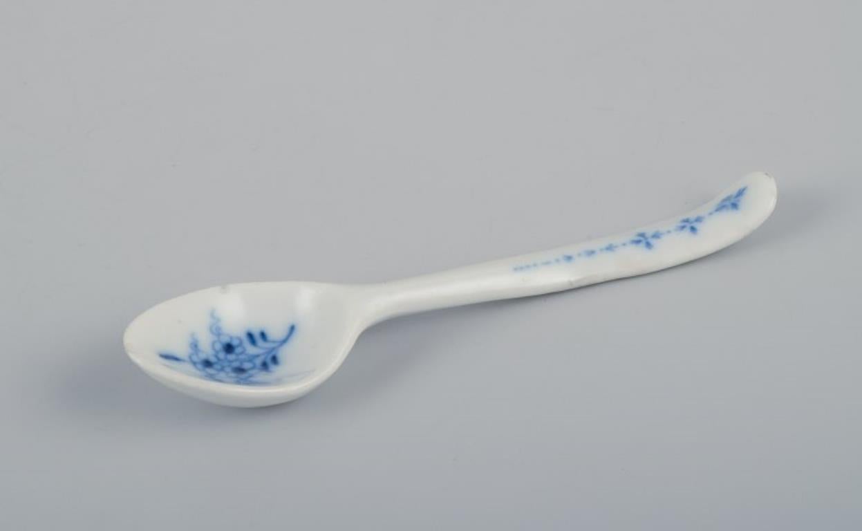 Deux tasses à œuf oignon bleu avec cuillères Vers les années 1920/30 Excellent état - En vente à Copenhagen, DK