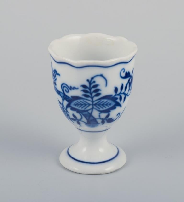 Début du 20ème siècle Deux tasses à œuf oignon bleu avec cuillères Vers les années 1920/30 en vente