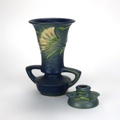 Due vasi e portacandele di Roseville Art Pottery blu della metà del XX secolo
