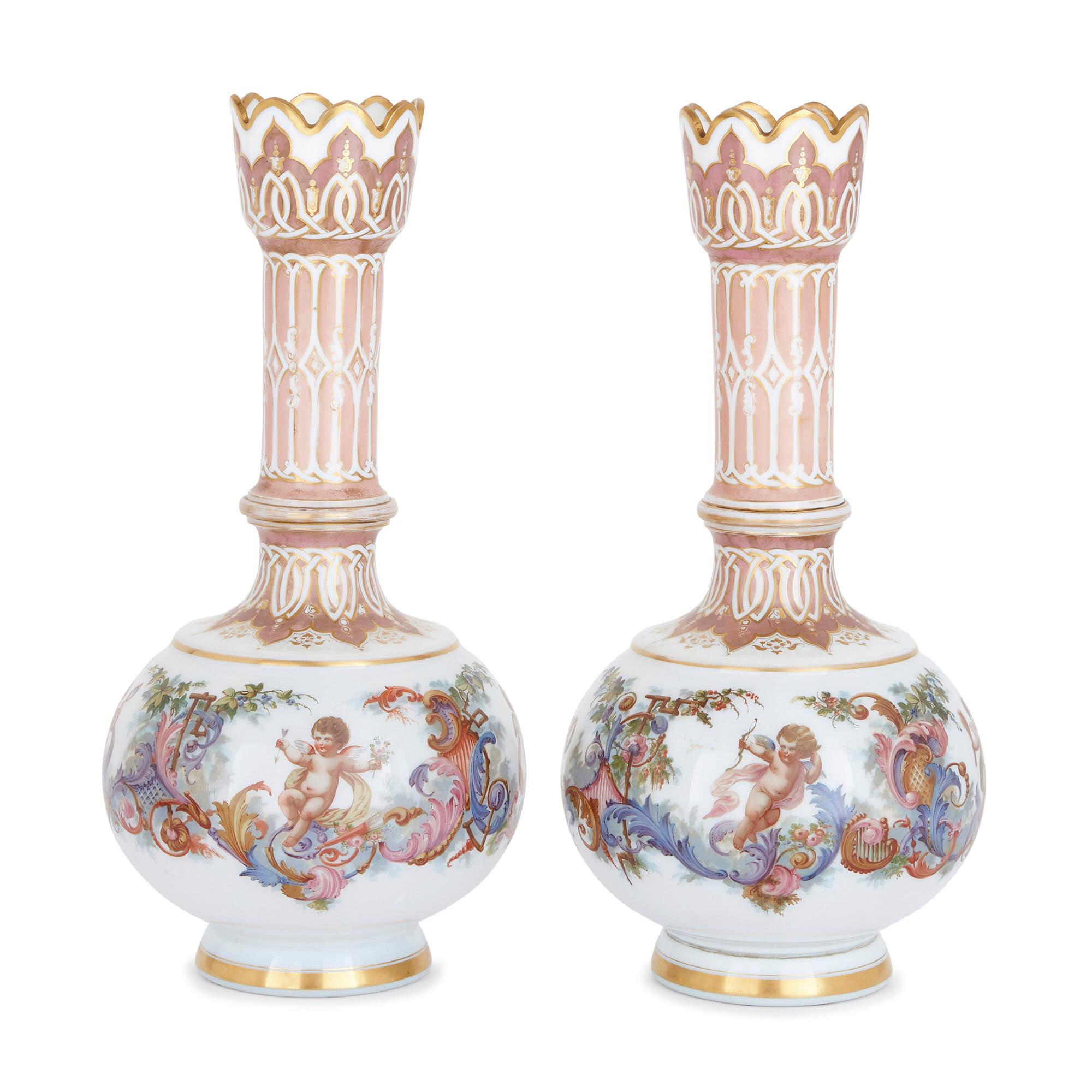 Diese eleganten Vasen sind ein Zeugnis für die Qualität der böhmischen Glasherstellung im 19. Böhmen (heute ein Teil der Tschechischen Republik) war seit der Renaissance für seine Glaswaren berühmt, doch erst in der zweiten Hälfte des 19. In dieser