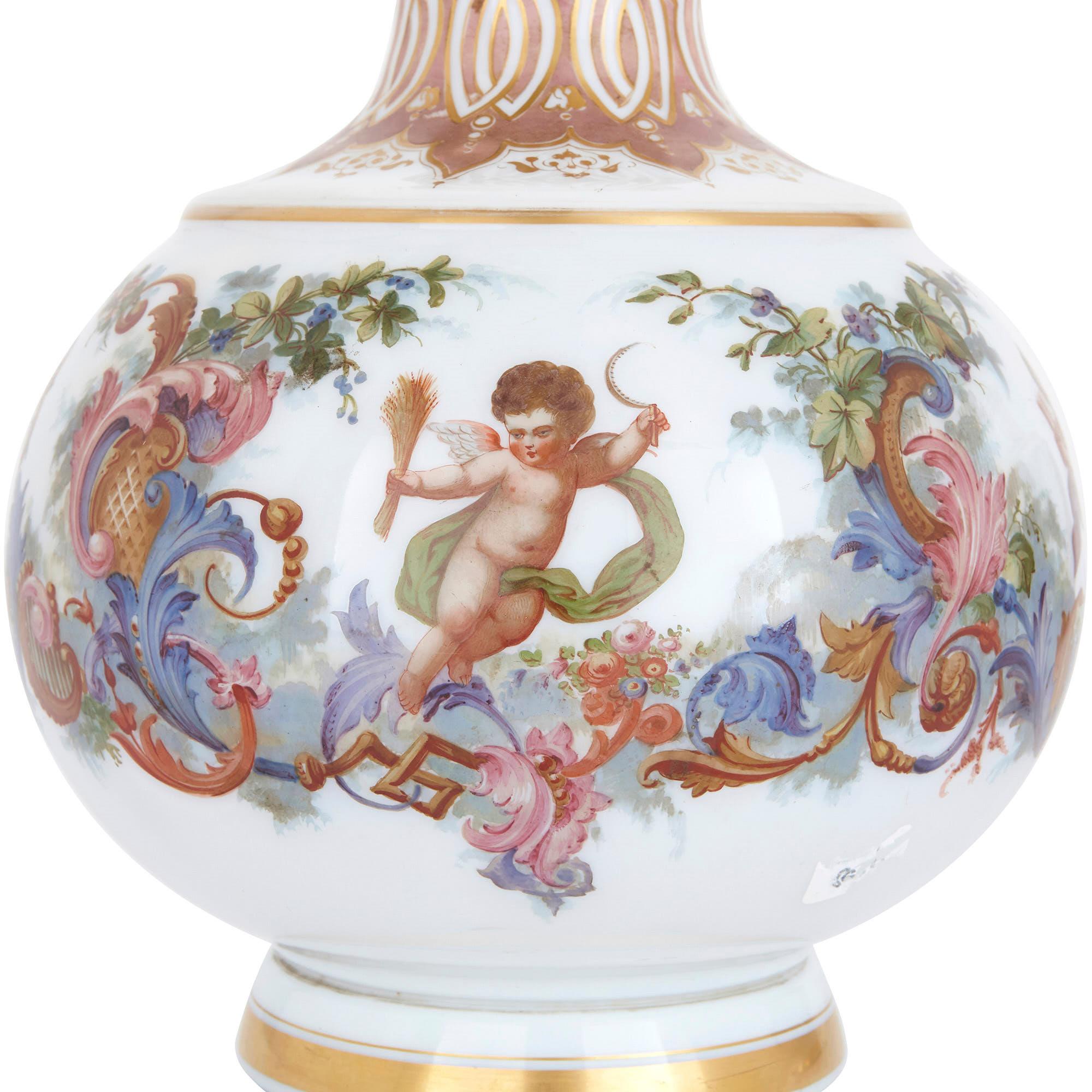 Vasen aus böhmischem Opalglas mit gemalten Cherub-Szenen (Böhmisch) im Angebot