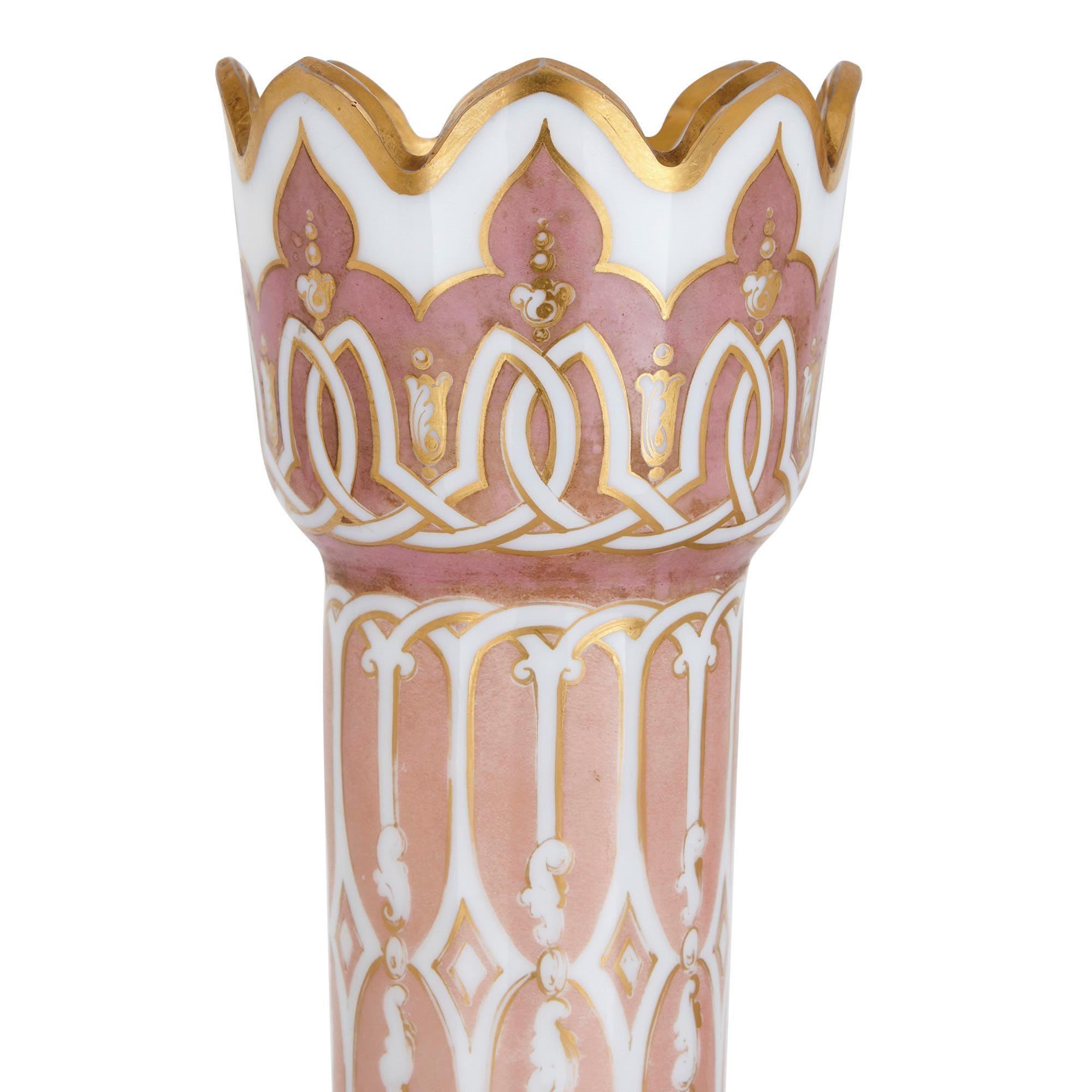 Vasen aus böhmischem Opalglas mit gemalten Cherub-Szenen (Vergoldet) im Angebot