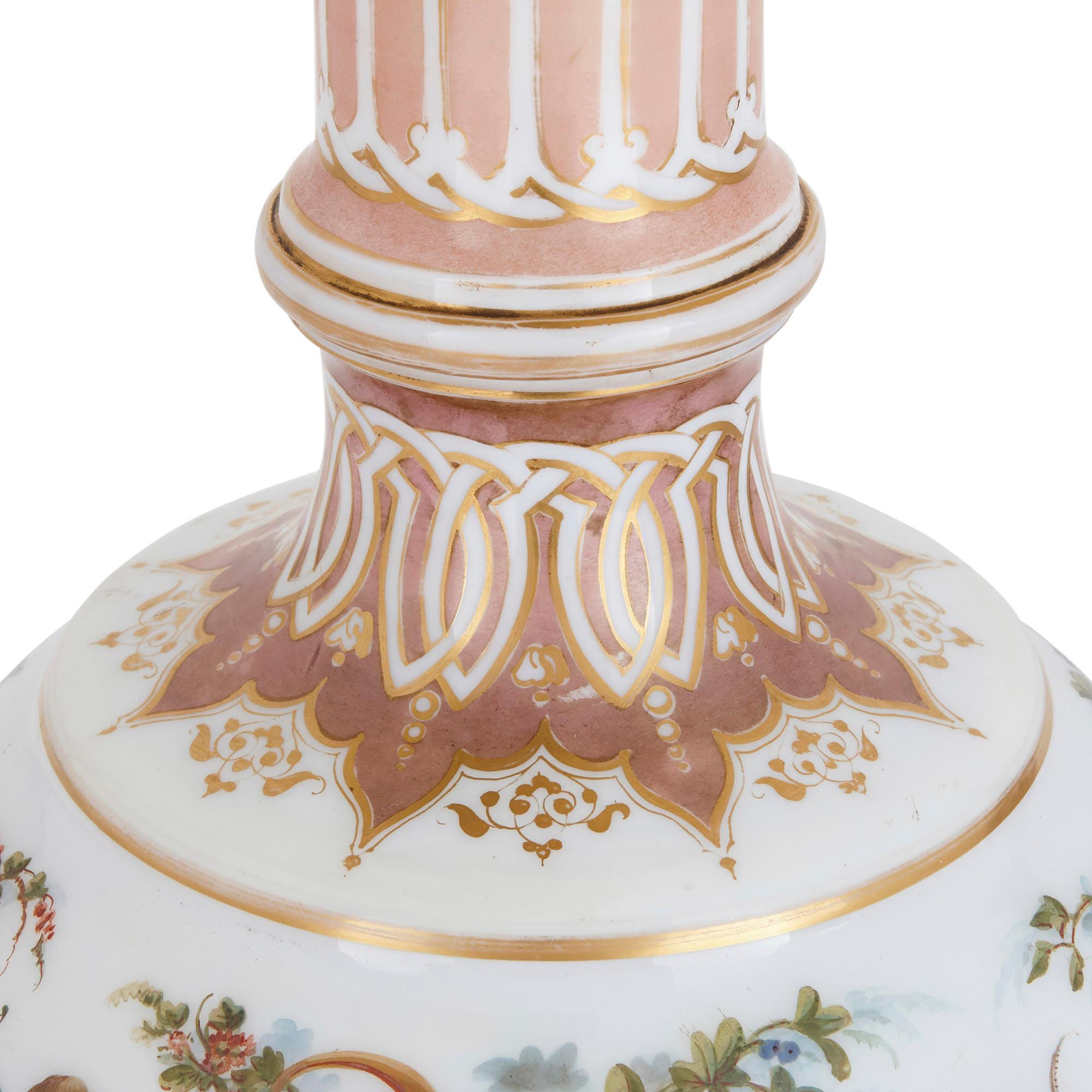 Vasen aus böhmischem Opalglas mit gemalten Cherub-Szenen im Zustand „Gut“ im Angebot in London, GB