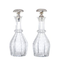 Dos botellas con tapones de plata
