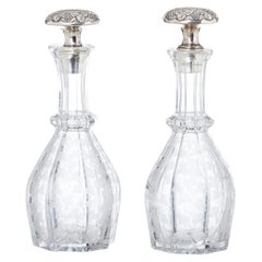 Dos botellas con tapones de plata
