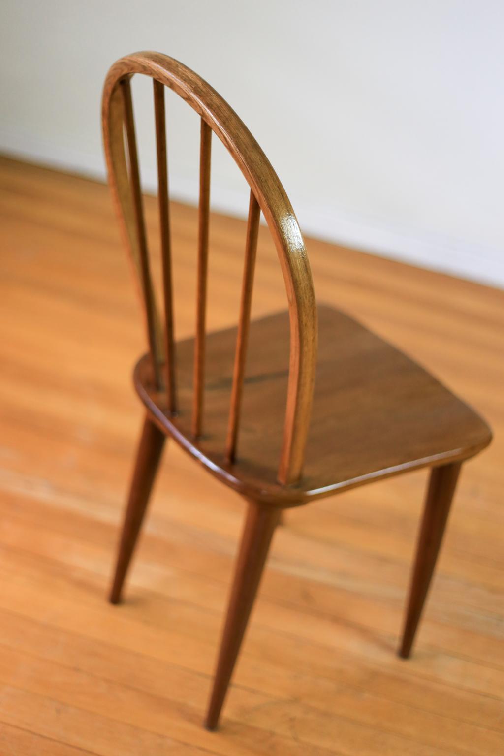 Two Bow-Back Windsor Chairs by E.E. Meyer for Binnehuis, South Africa For Sale 3