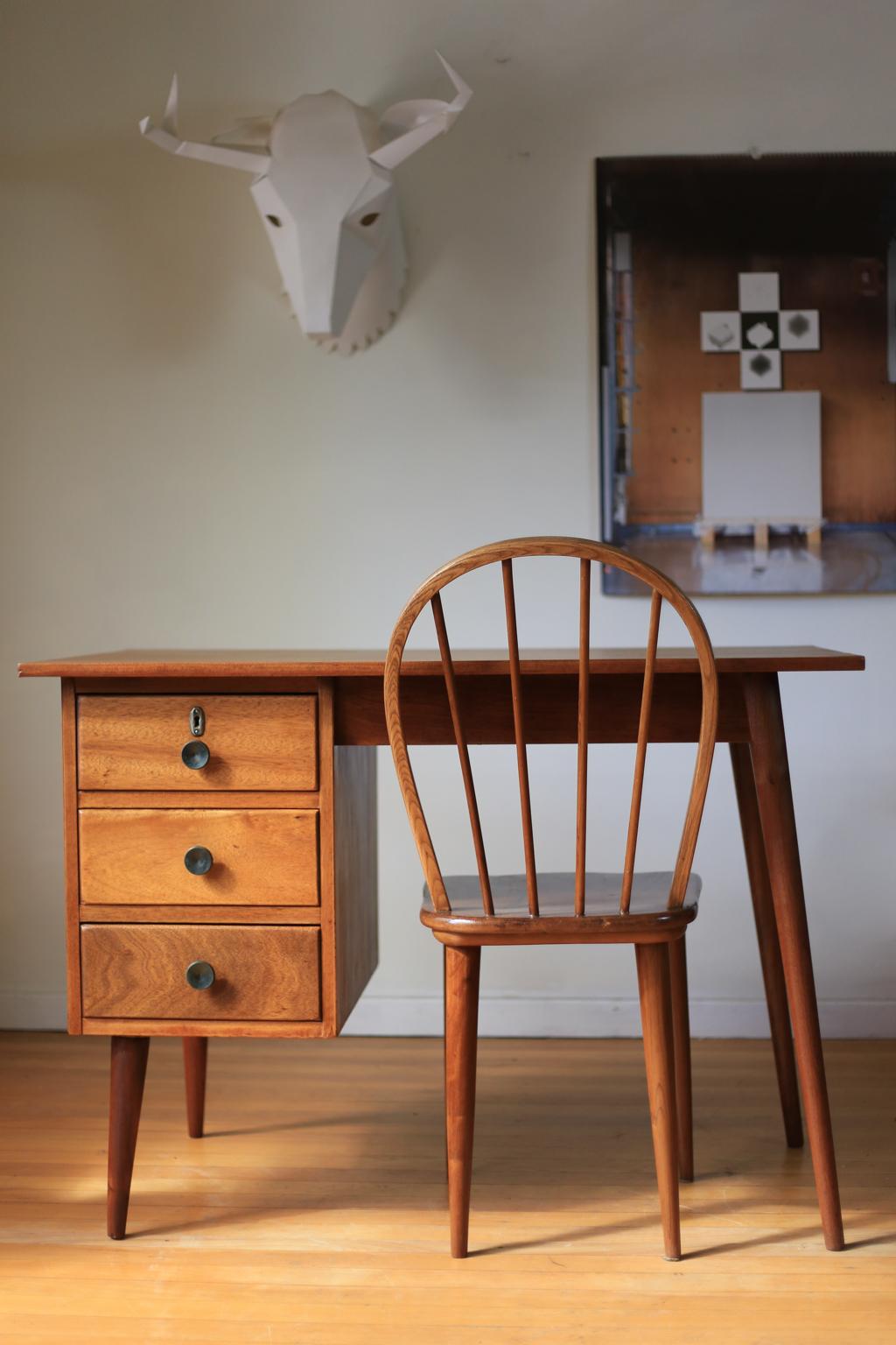 Two Bow-Back Windsor Chairs by E.E. Meyer for Binnehuis, South Africa For Sale 4