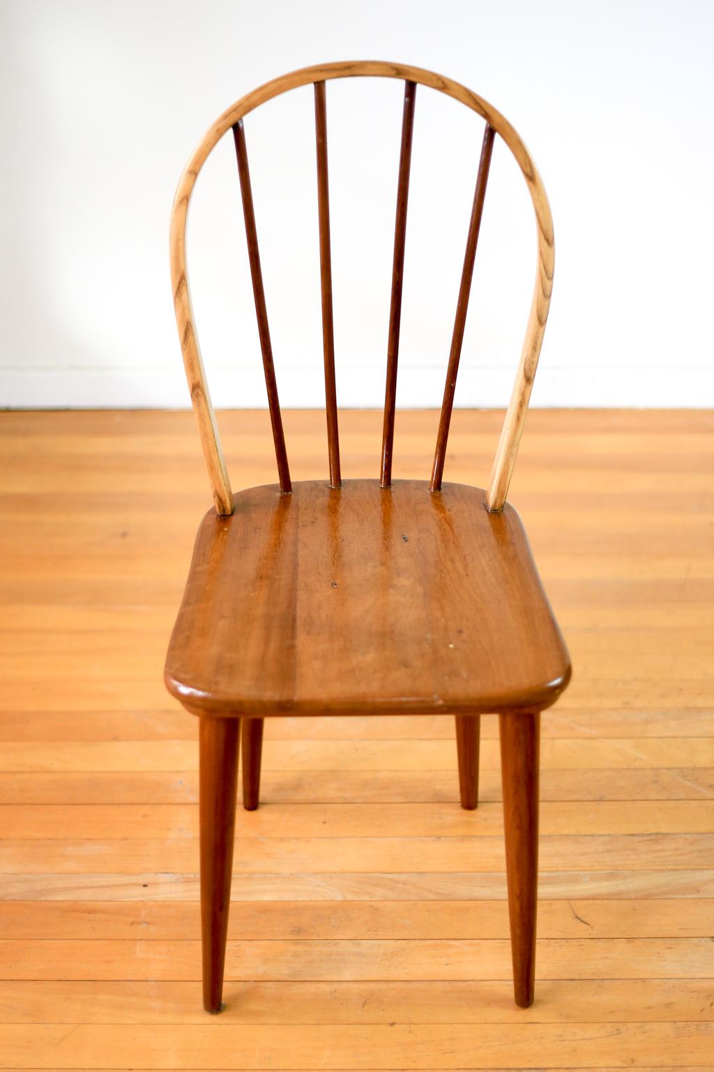 Two Bow-Back Windsor Chairs by E.E. Meyer for Binnehuis, South Africa In Good Condition For Sale In Cape Town, Western Cape