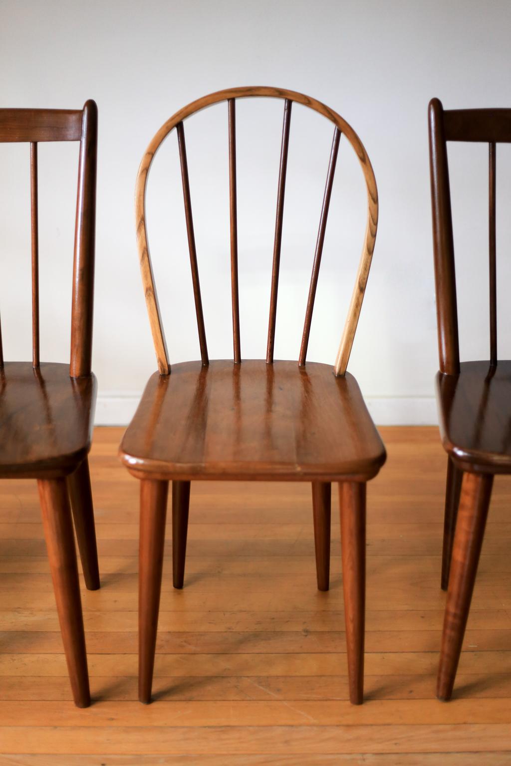 Two Bow-Back Windsor Chairs by E.E. Meyer for Binnehuis, South Africa For Sale 1