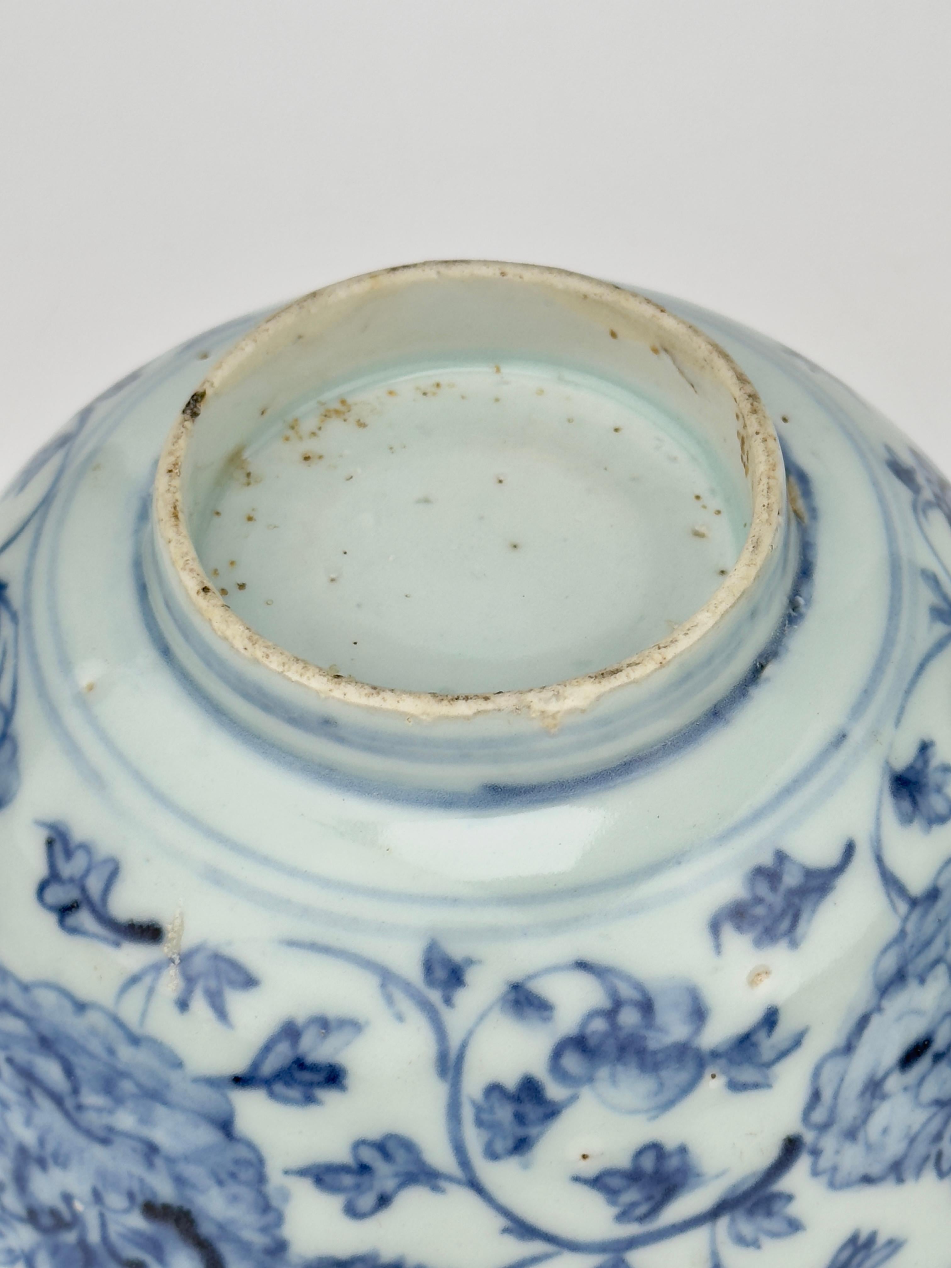 Two Bowls with knot shaped design on inside, Ming Era(15th century) For Sale 5