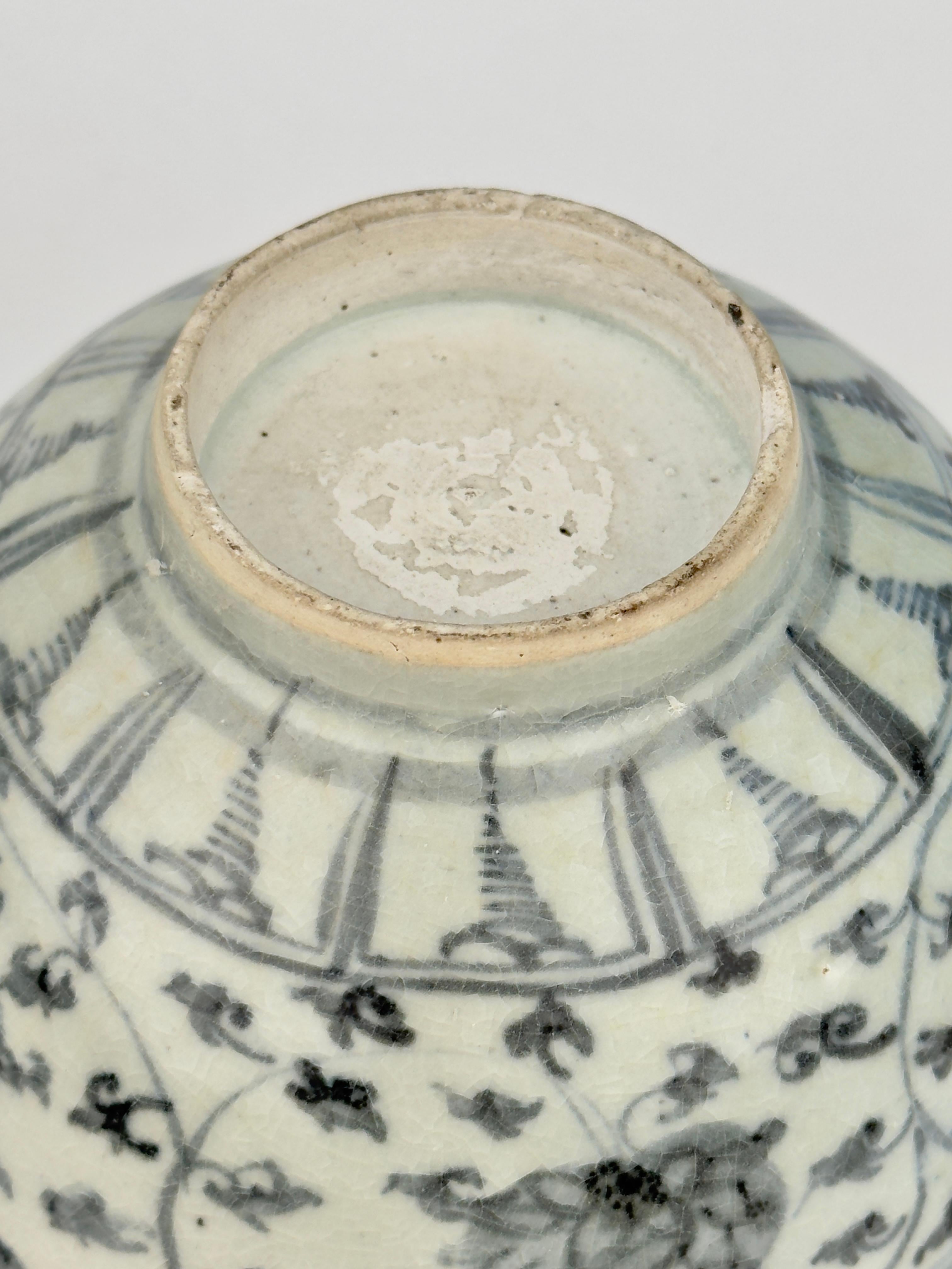 Two Bowls with knot shaped design on inside, Ming Era(15th century) For Sale 6