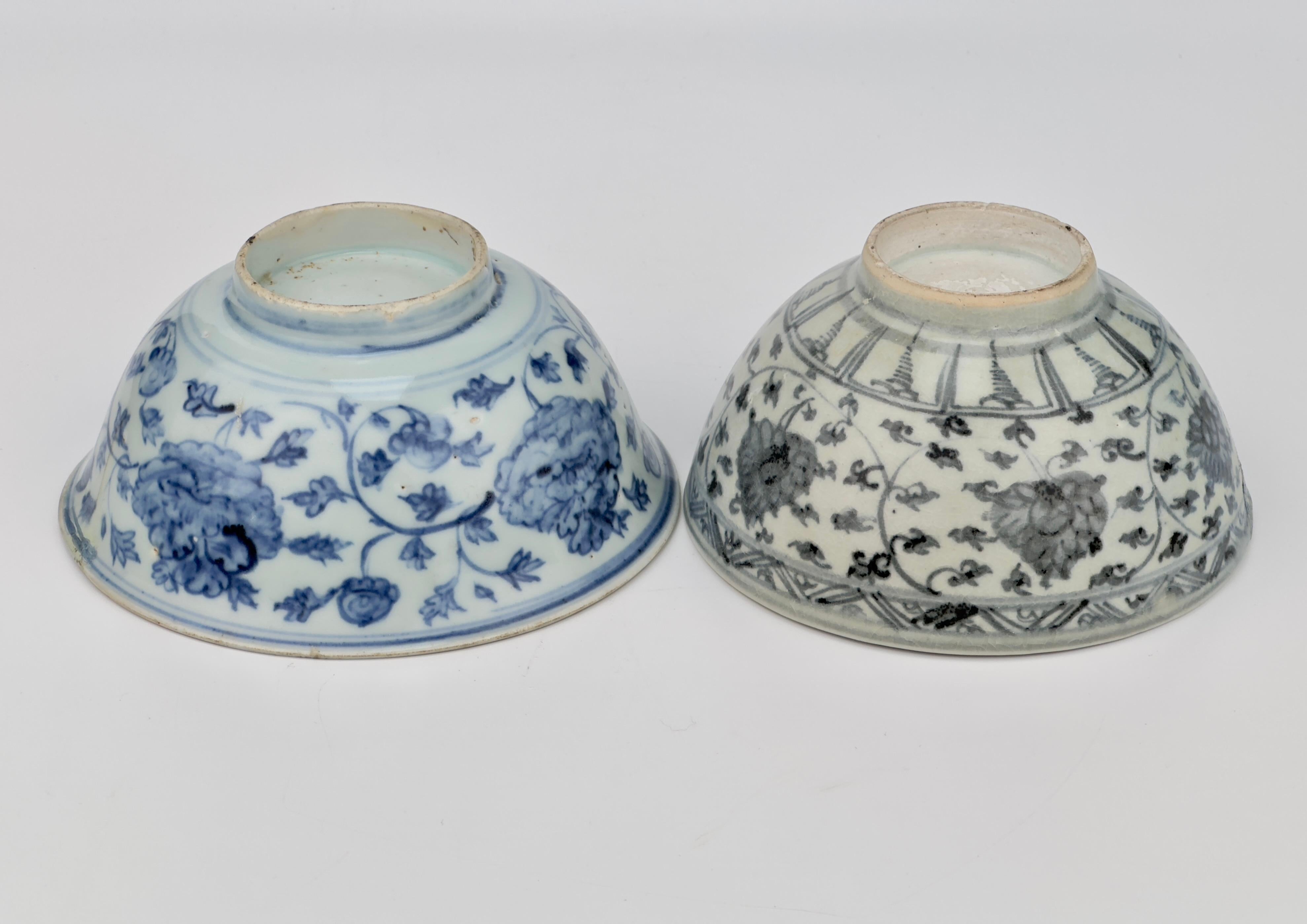 Two Bowls with knot shaped design on inside, Ming Era(15th century) In Good Condition For Sale In seoul, KR