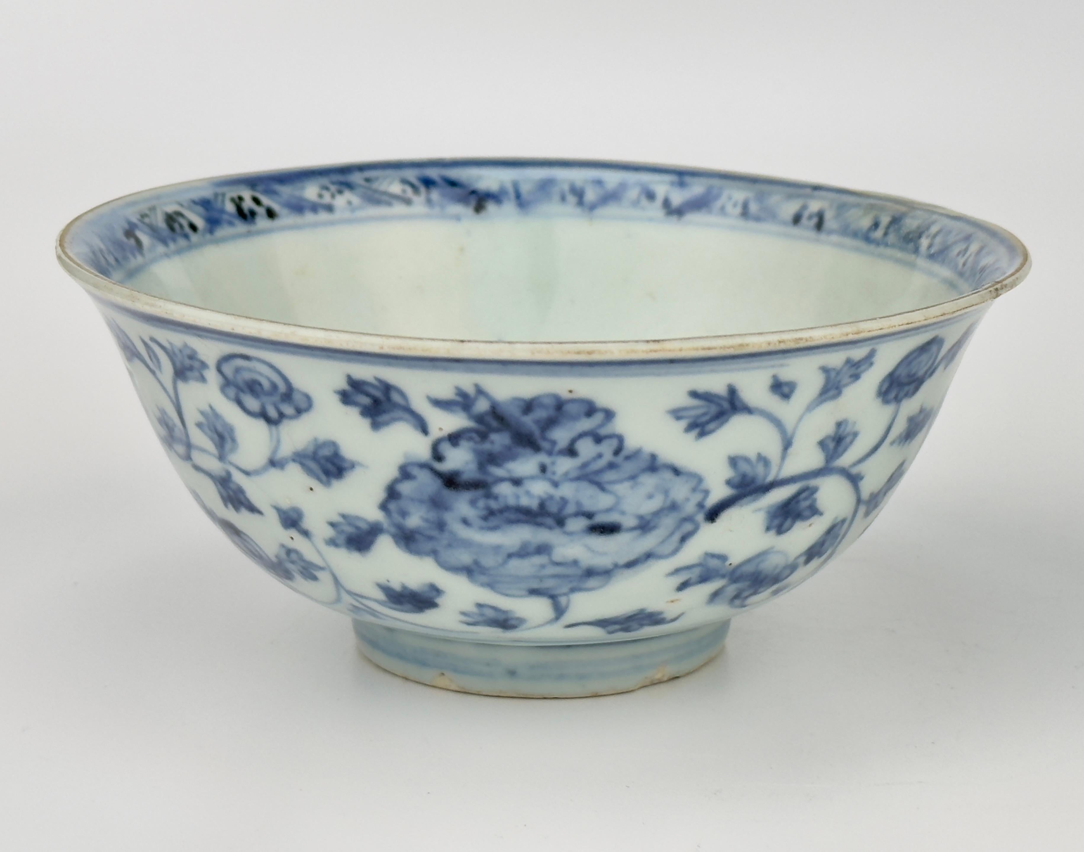 18th Century and Earlier Two Bowls with knot shaped design on inside, Ming Era(15th century) For Sale