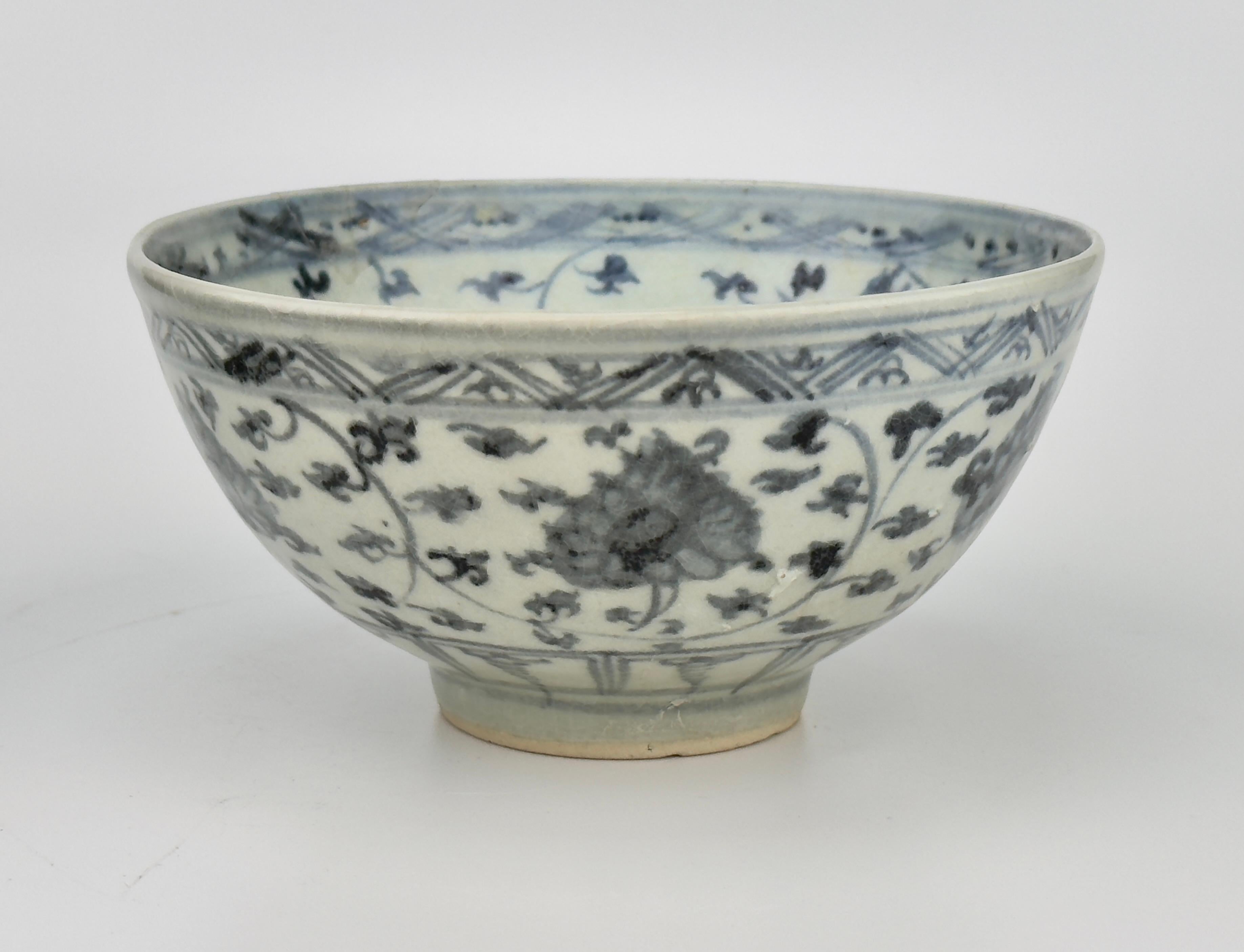 Ceramic Two Bowls with knot shaped design on inside, Ming Era(15th century) For Sale
