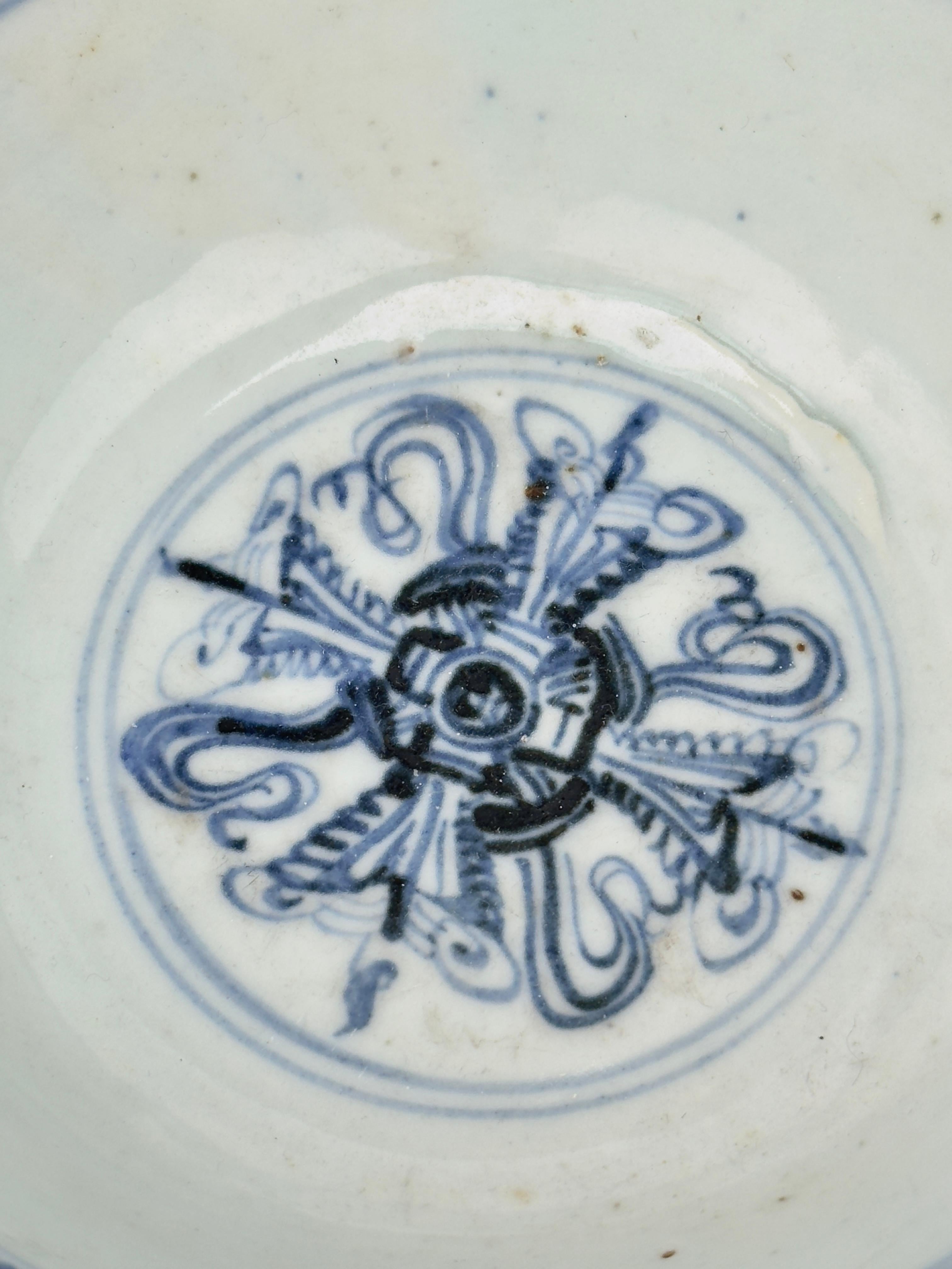 Zwei Schalen mit Knotenförmigem Design auf der Innenseite, Ming-Ära(15. Jahrhundert) (Keramik) im Angebot