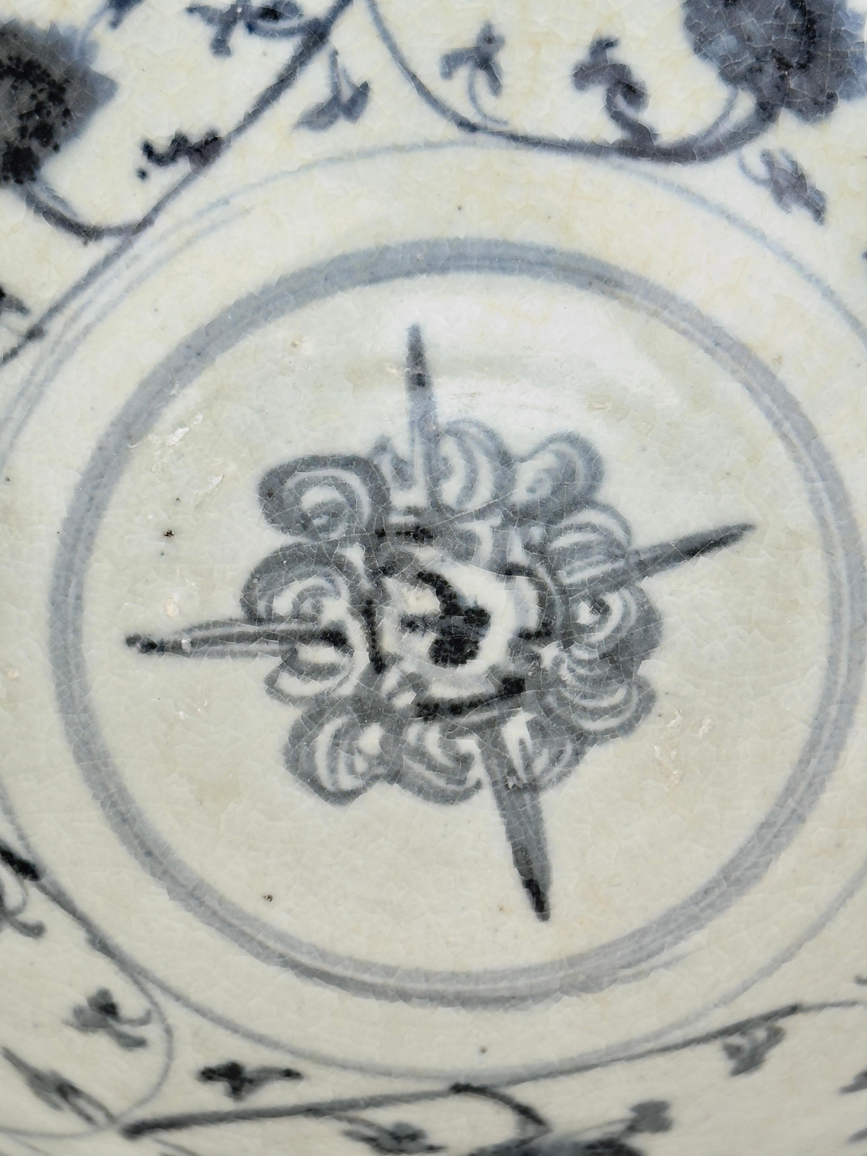 Zwei Schalen mit Knotenförmigem Design auf der Innenseite, Ming-Ära(15. Jahrhundert) im Angebot 1