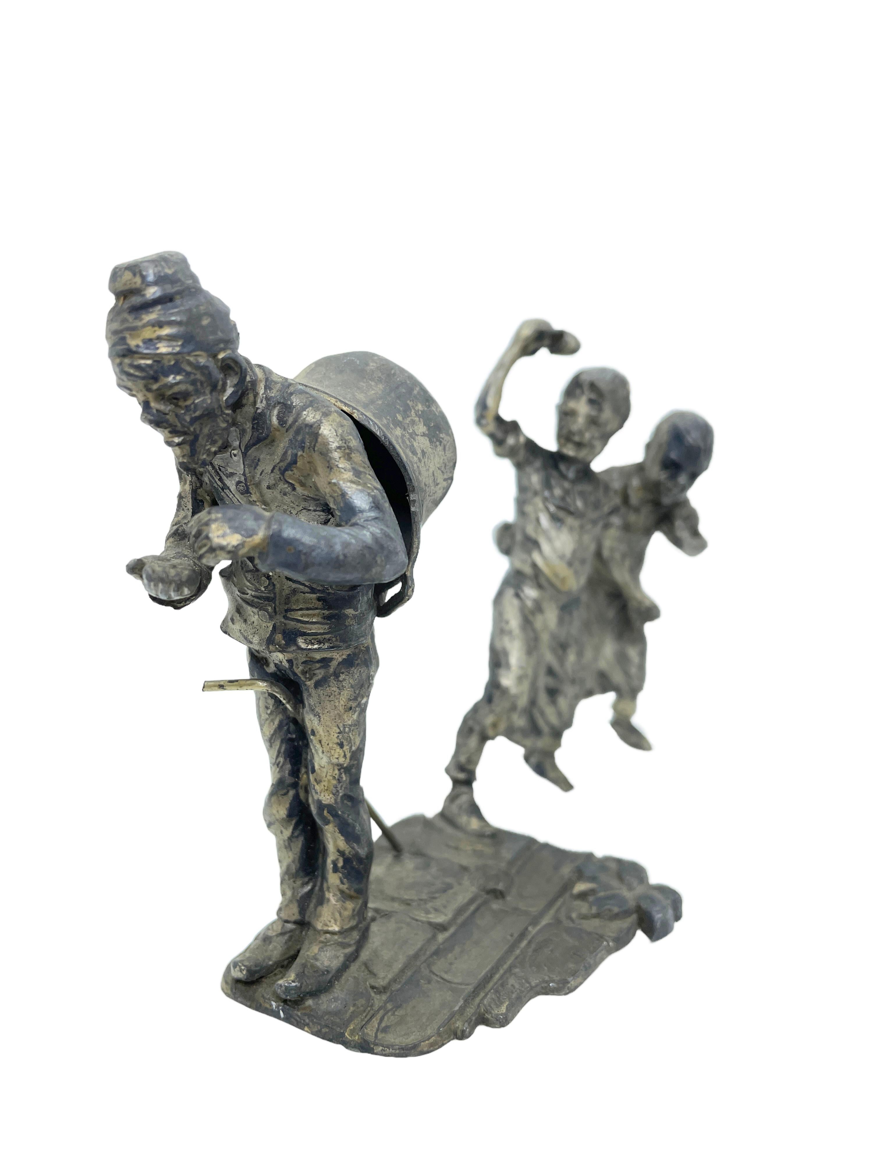 Due ragazzi e il vagabondo di Tinker in metallo, stile Vienna Bronze, Austria, 1900 In condizioni buone in vendita a Nuernberg, DE