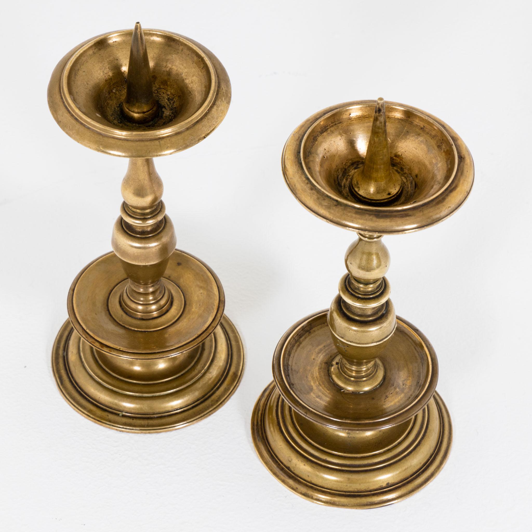 Deux chandeliers en laiton, probablement allemands, 17e siècle Bon état - En vente à Greding, DE