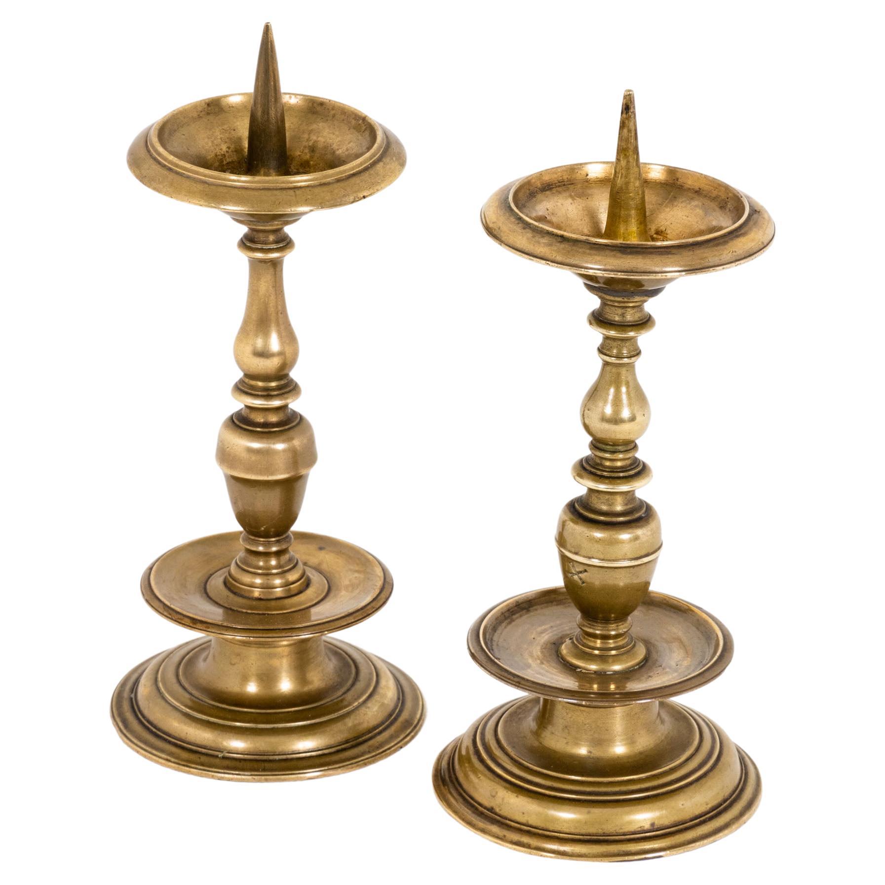 Deux chandeliers en laiton, probablement allemands, 17e siècle en vente