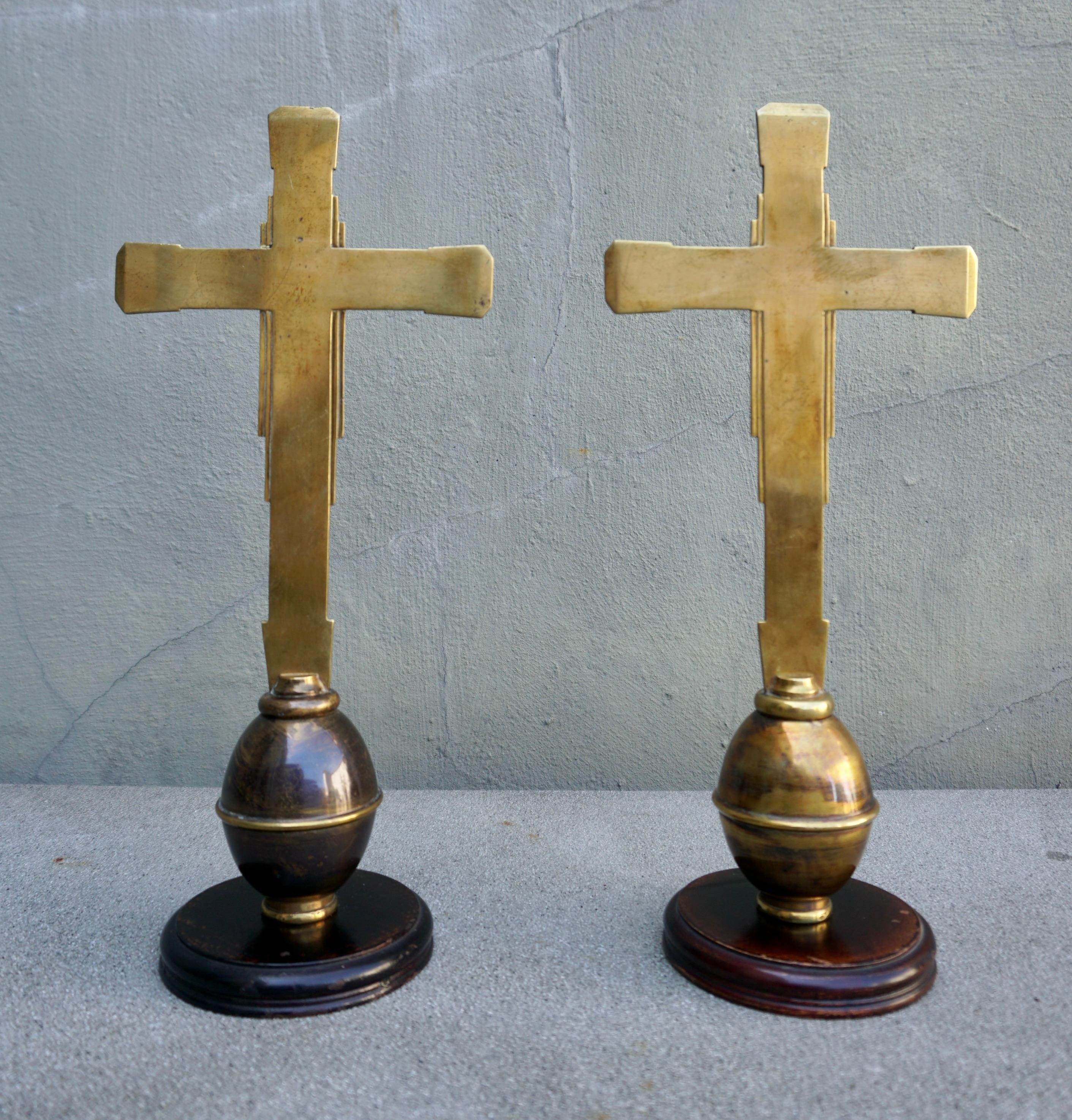 This holy cross is carried in a procession.
Brass cross ornament in great condition. The brass on this has great patina from age and use. The Cross has a strong stable base and this ornament may be used indoor or outdoor.

Height 15