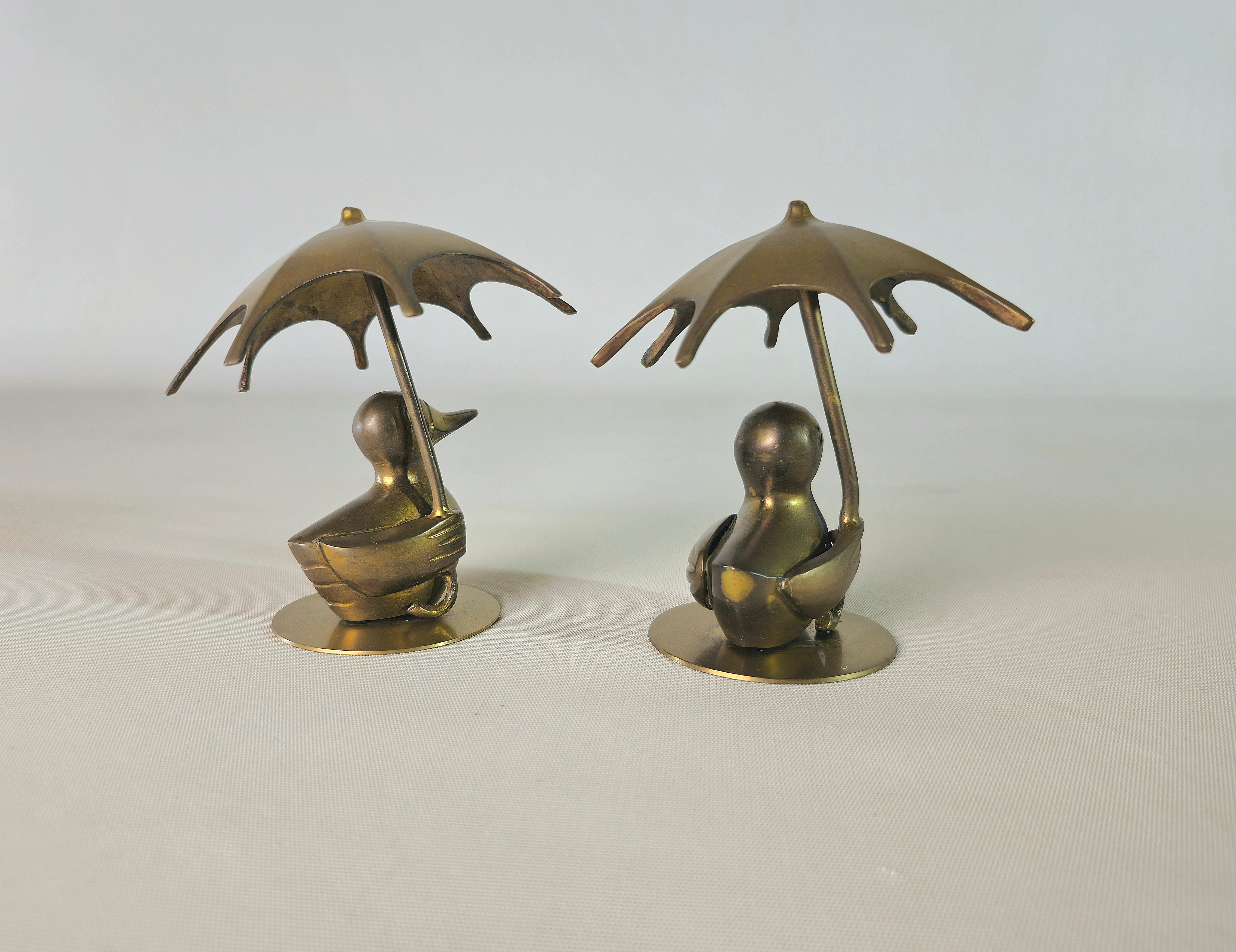 Nice ducks all made of brass that walk with umbrellas sheltering themselves from the rain or the sun.

Note: We try to offer our customers an excellent service even in shipments all over the world, collaborating with one of the best shipping