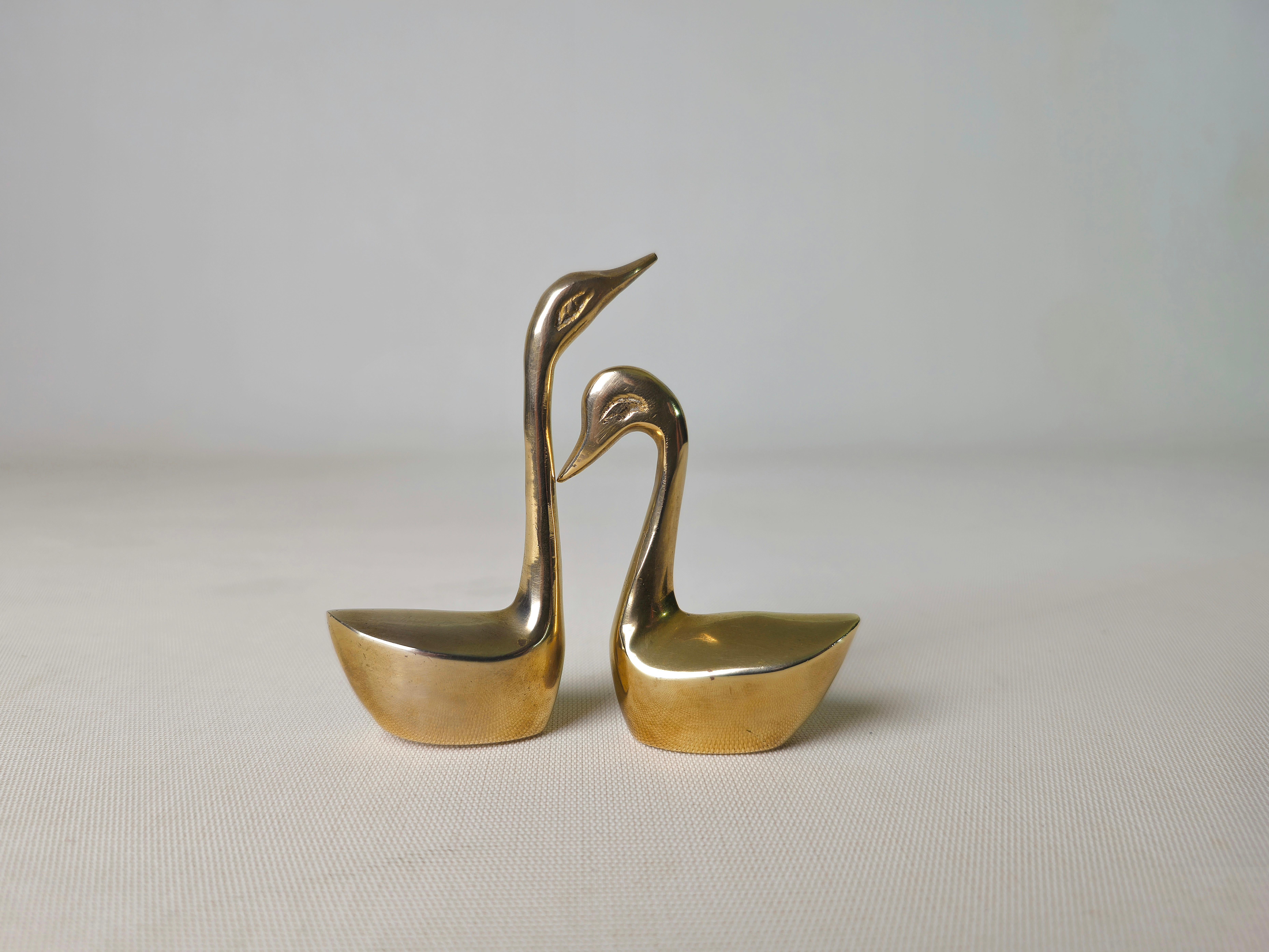 Nice ducks all in brass in different sizes.
Second duck measurements: H 6.5  L 5  D 2.3

Weight: 130 grams

Note: We try to offer our customers an excellent service even in shipments all over the world, collaborating with one of the best shipping