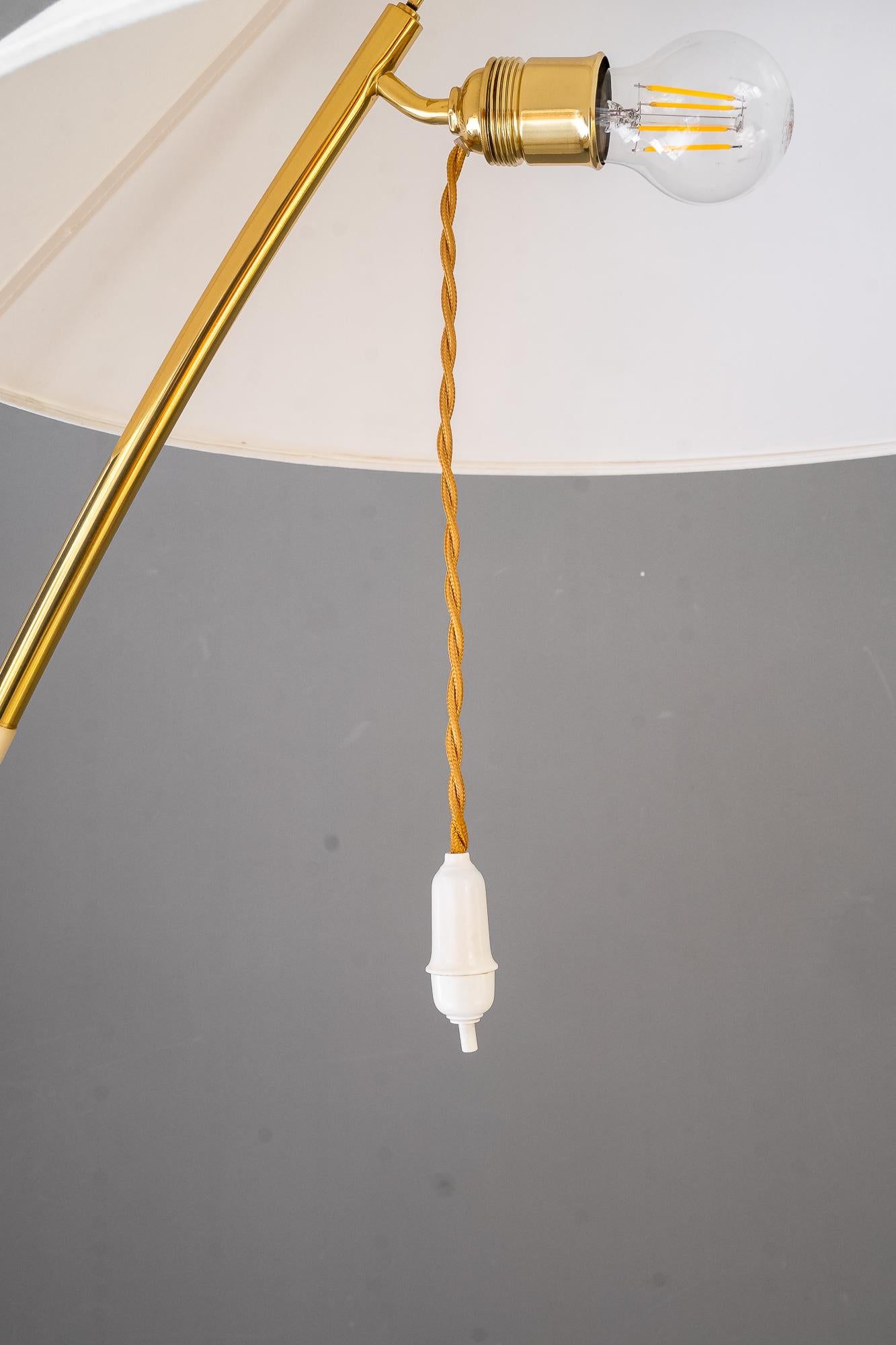 Deux lampadaires en laiton 