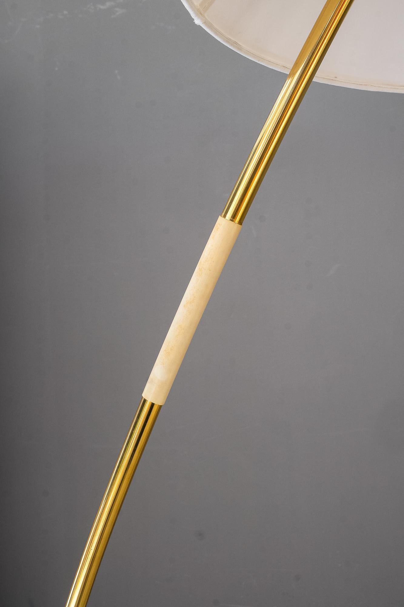 Deux lampadaires en laiton 