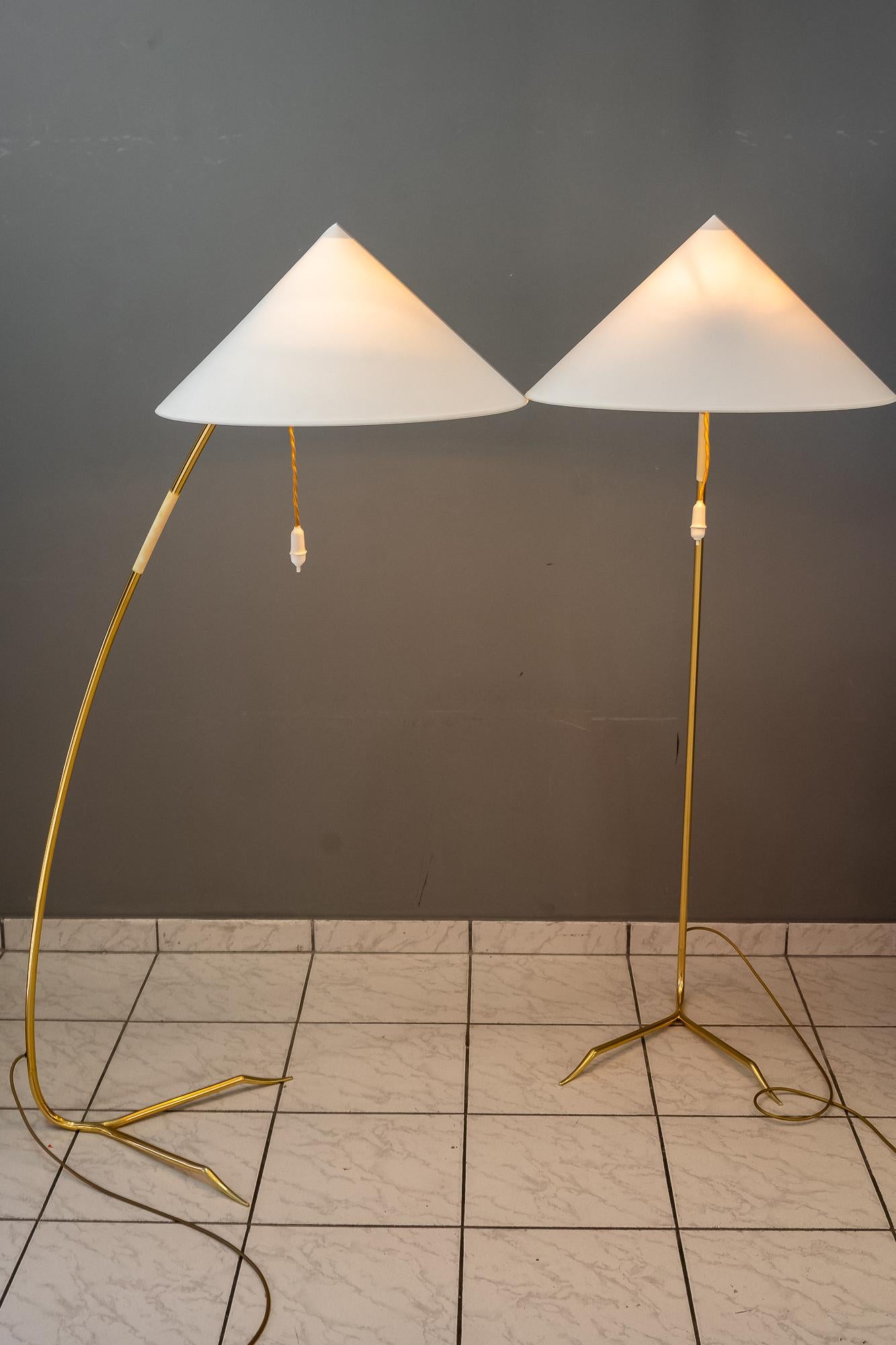 Deux lampadaires en laiton 