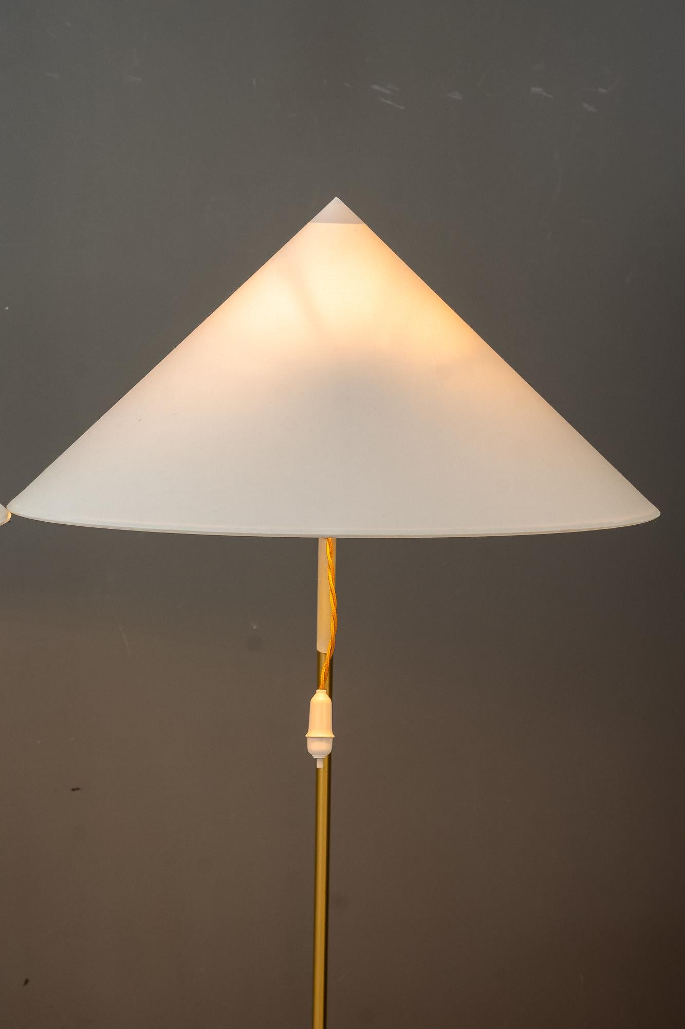 Deux lampadaires en laiton 