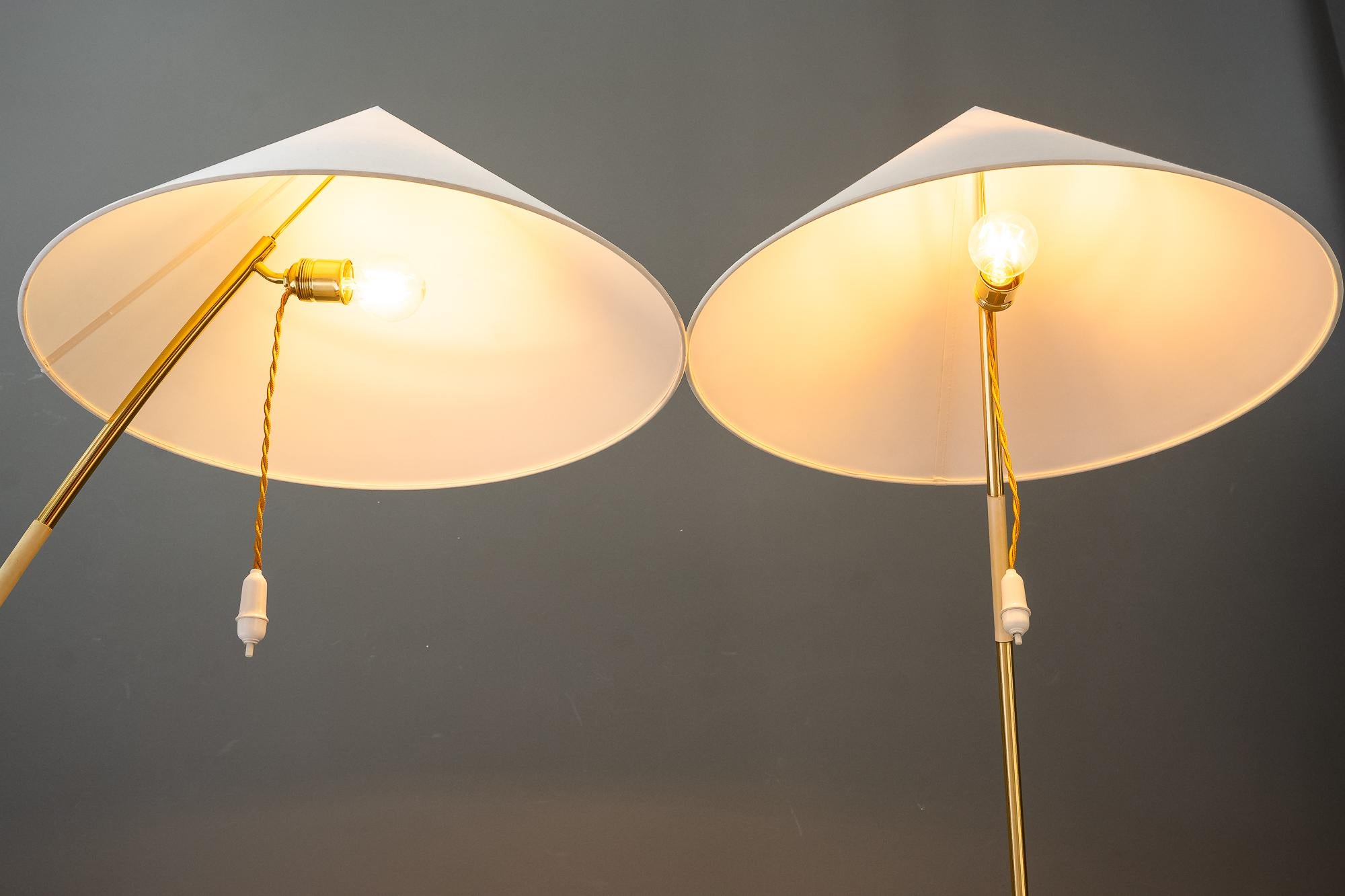 Deux lampadaires en laiton 