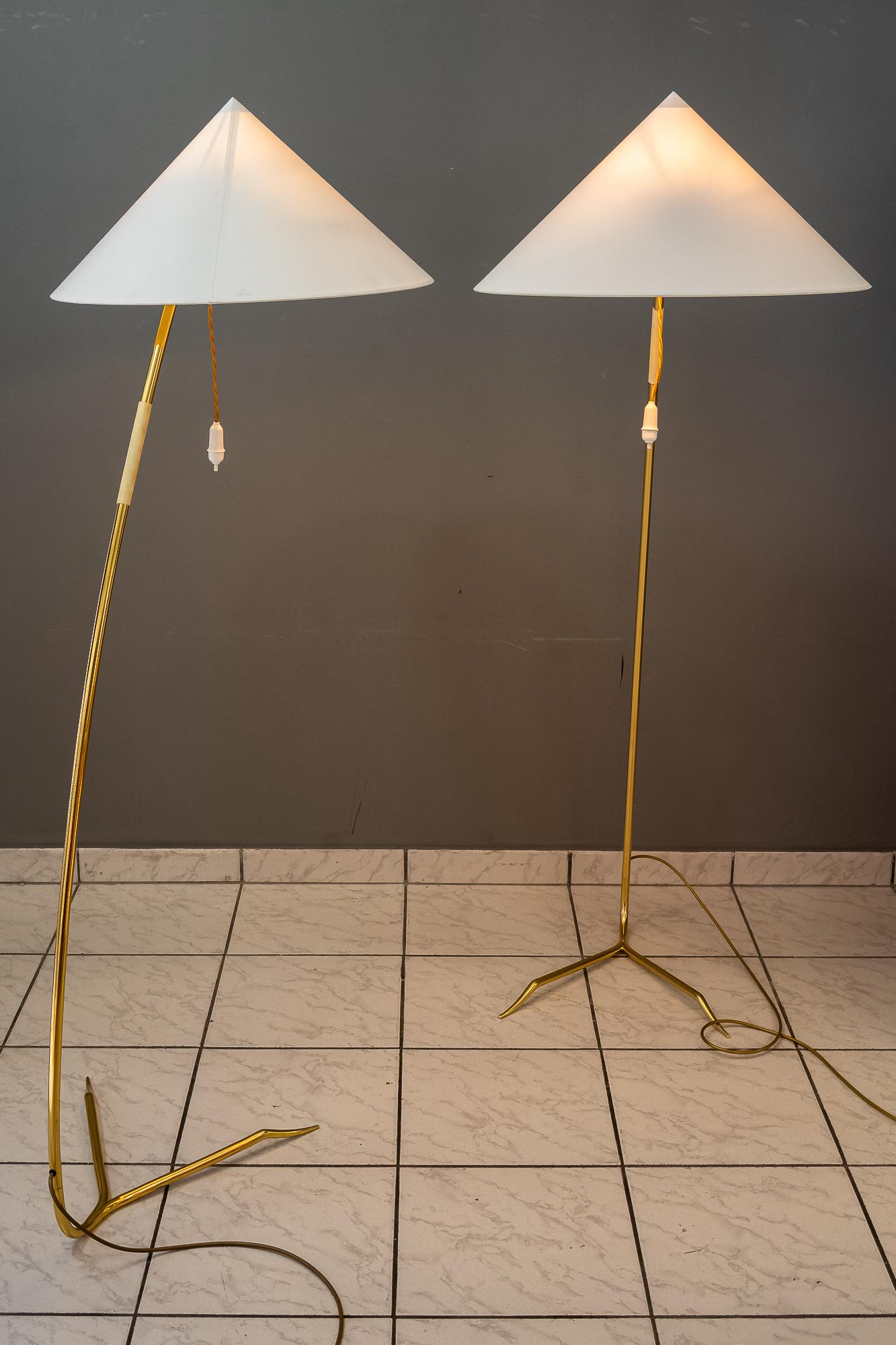 Deux lampadaires en laiton 