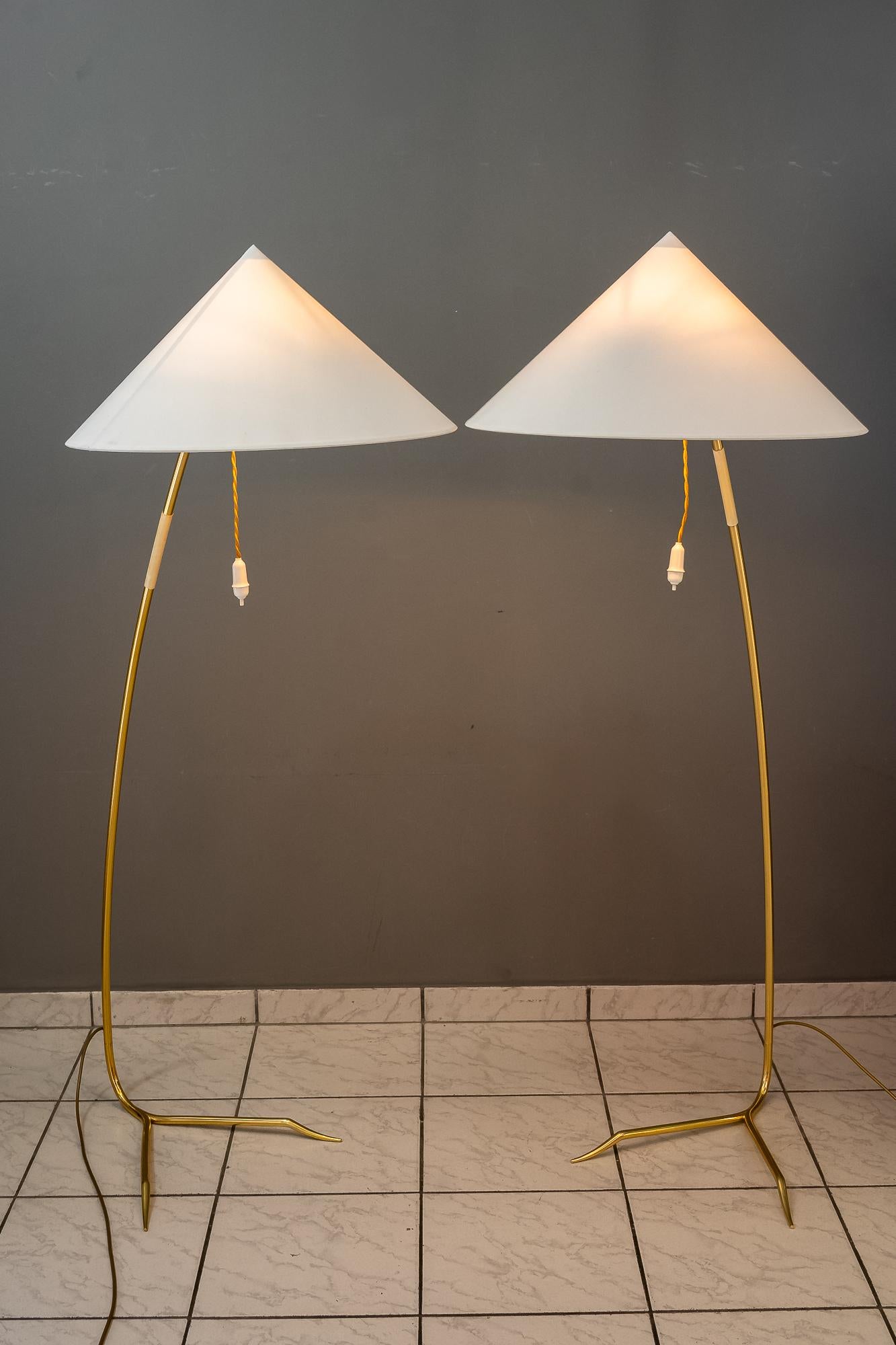 Deux lampadaires en laiton 