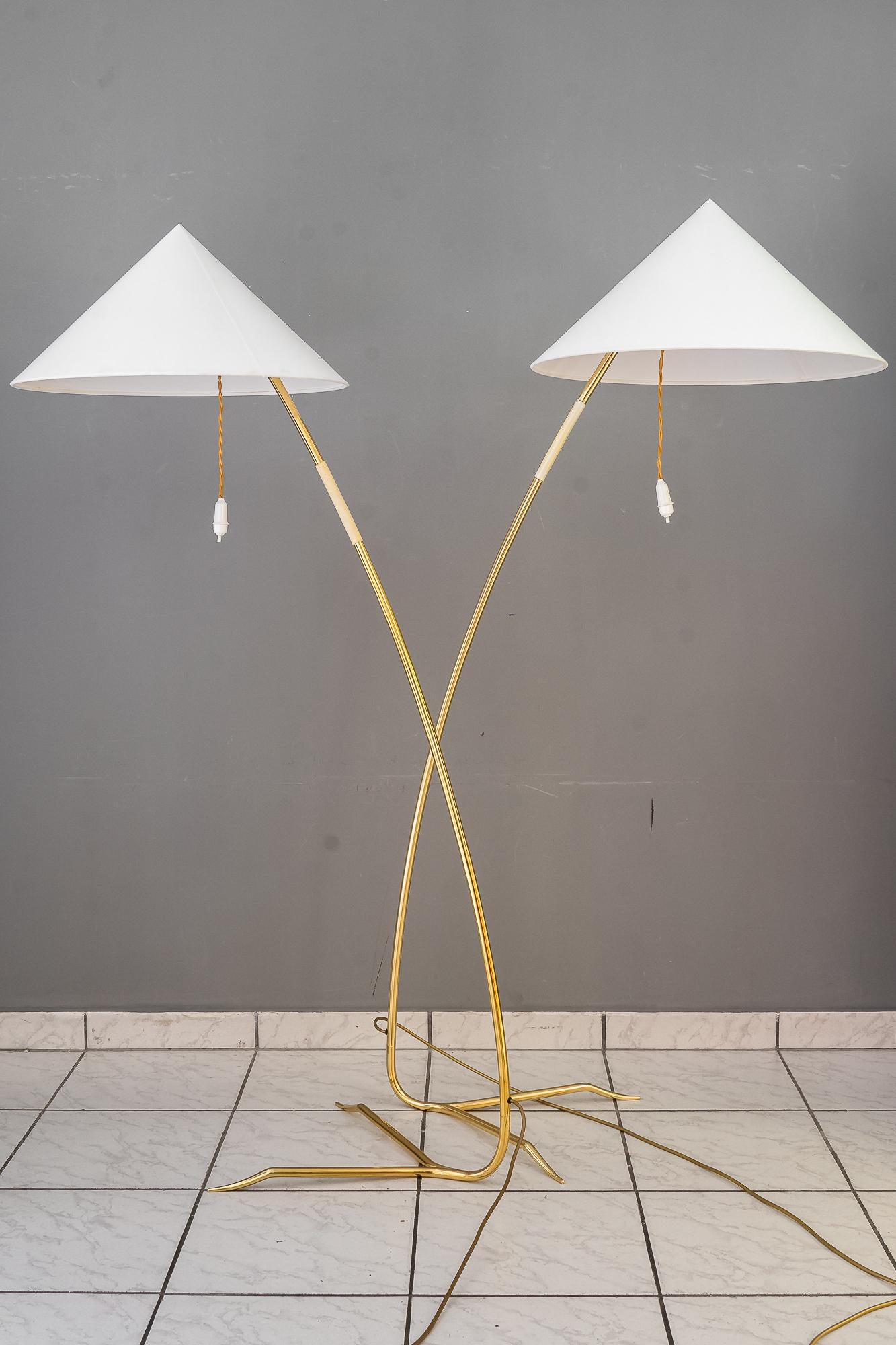 Mid-Century Modern Deux lampadaires en laiton 