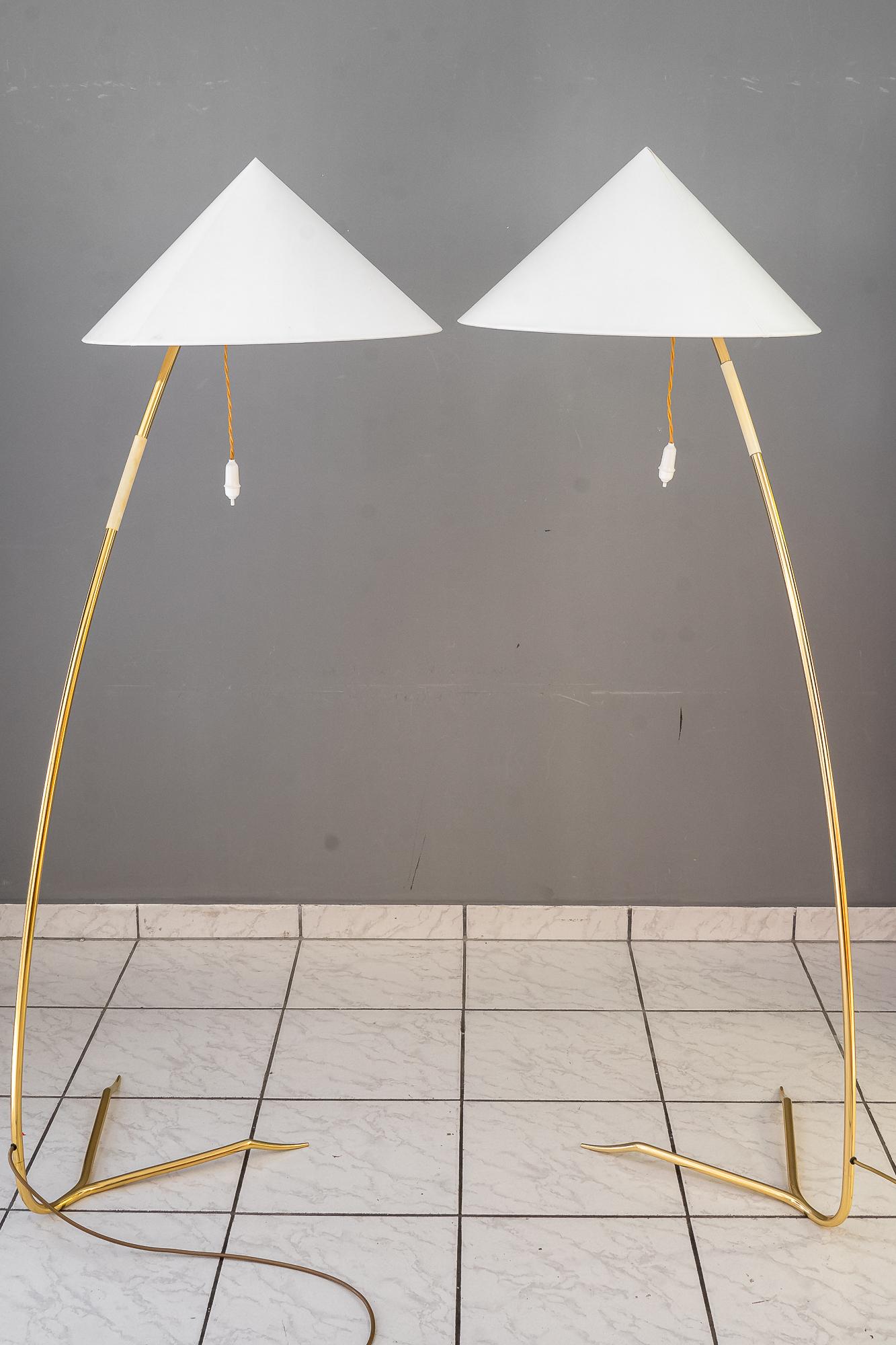 Laqué Deux lampadaires en laiton 